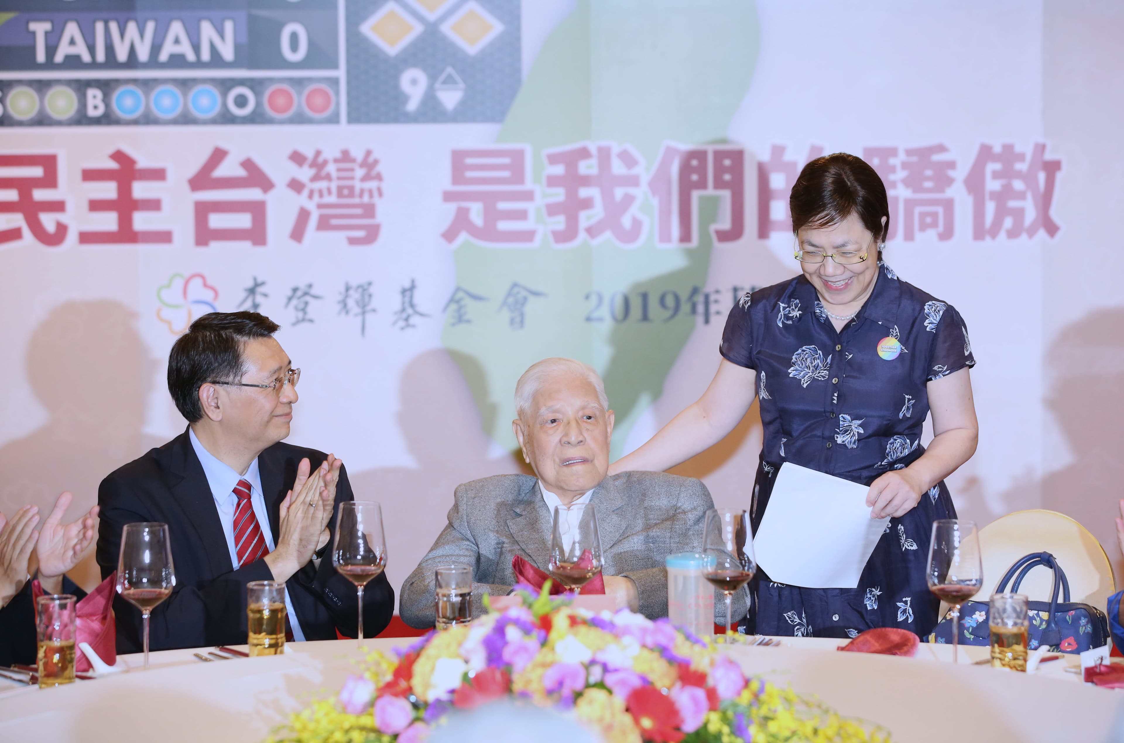 李登輝委請女兒李安妮(右)宣讀講稿。