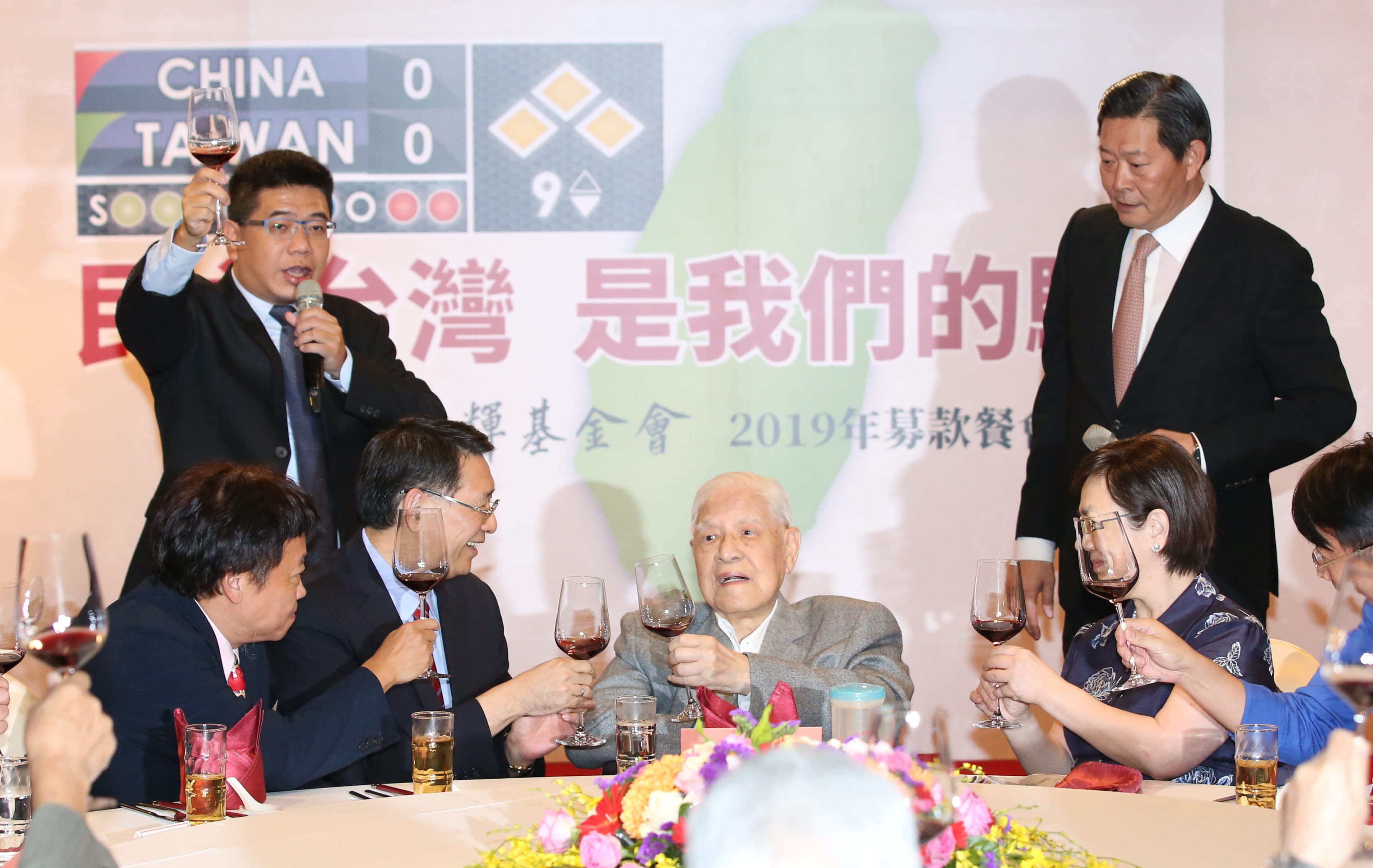 李登輝敬酒時高舉酒杯,精神還算不錯。