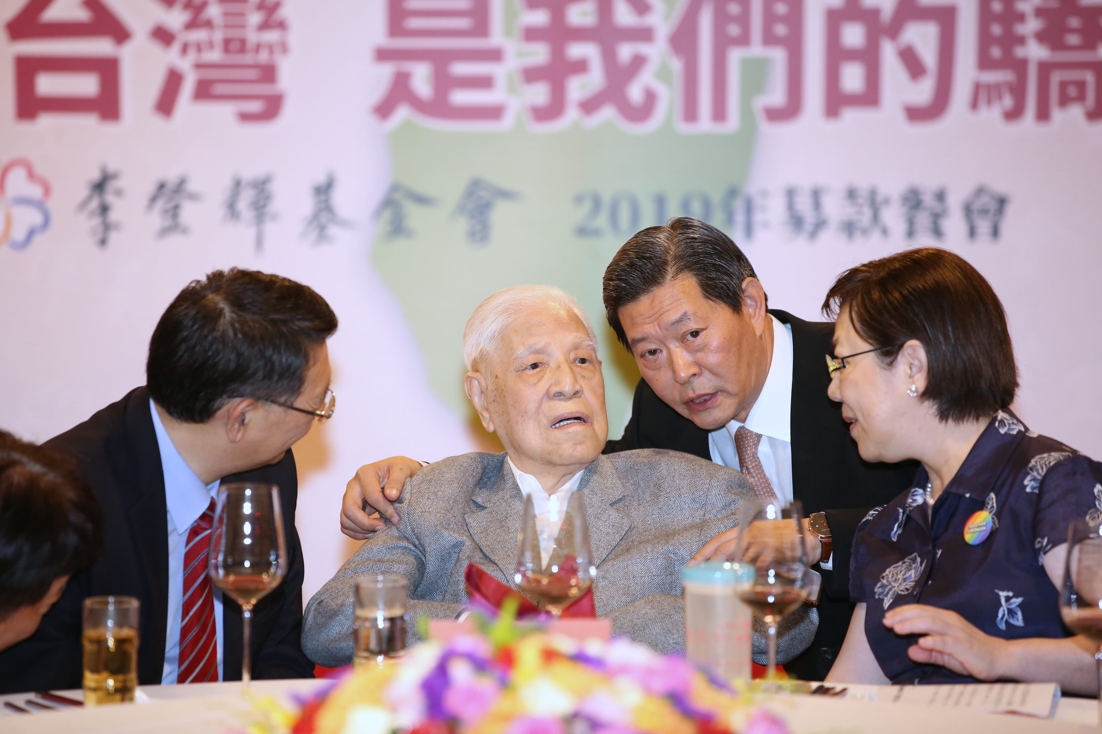 前總統李登輝今晚出席募款餐會,這是他去年6月訪問沖繩後首度公開現身。