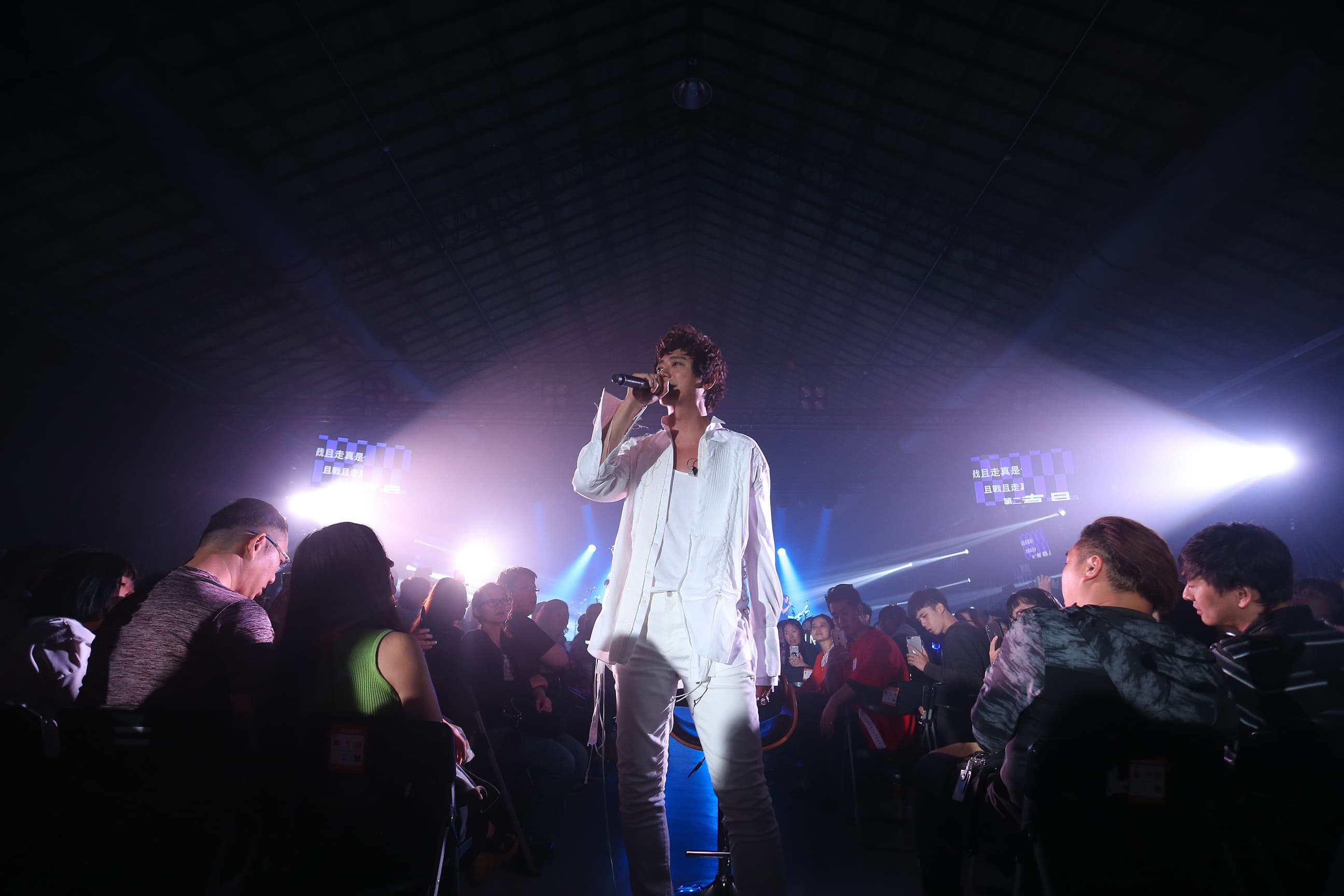 信新歌演唱會走溫馨路線,所有硬體,包含現場音響、燈光全是頂級設備,以致於票房不敷整體演出成本,一開唱,就倒賠200萬。(何樂音樂提供)