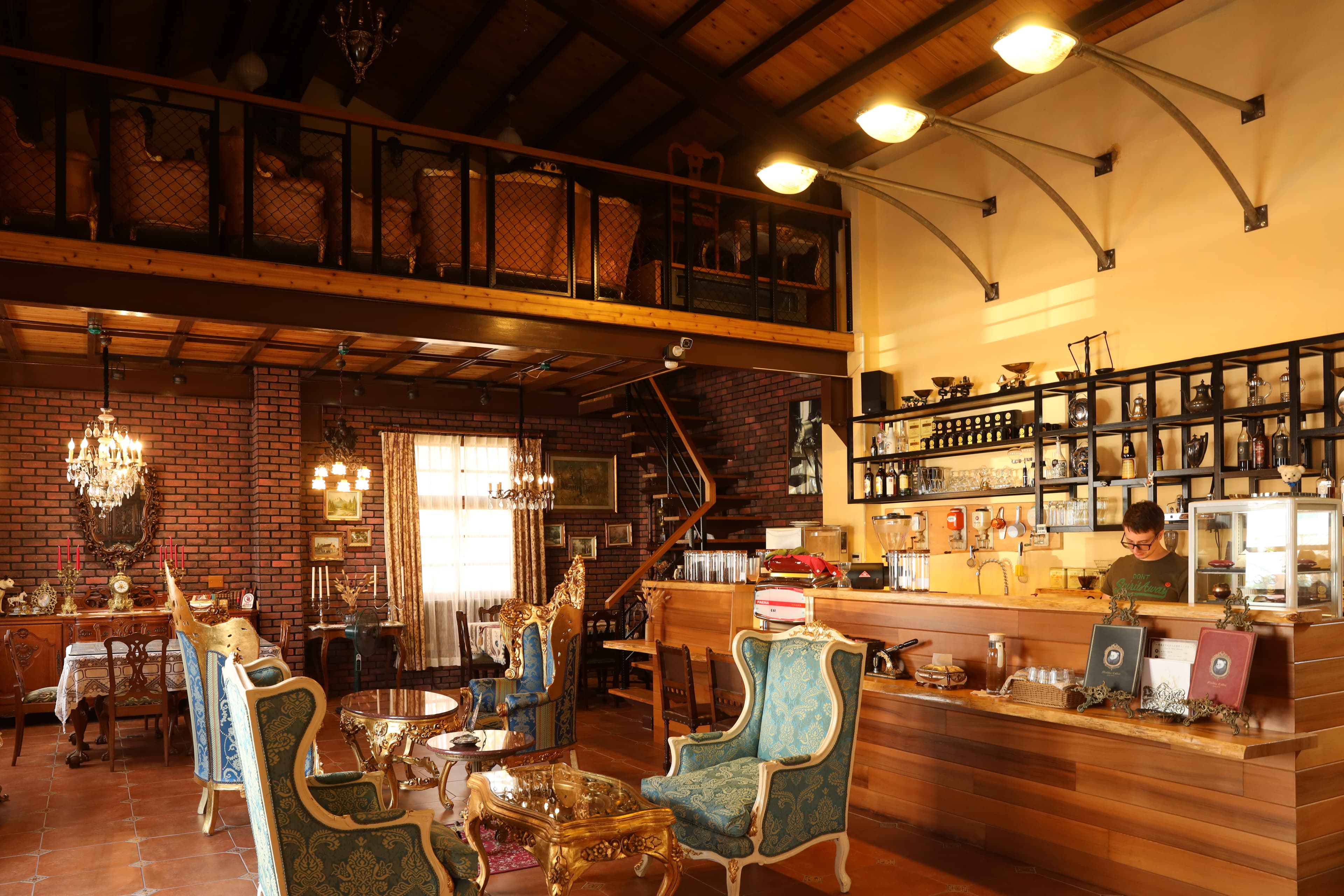「MISHKA Coffee & Antique」是目前全台唯一可內用瑪麗安東妮甜點的咖啡館,也供應好咖啡。