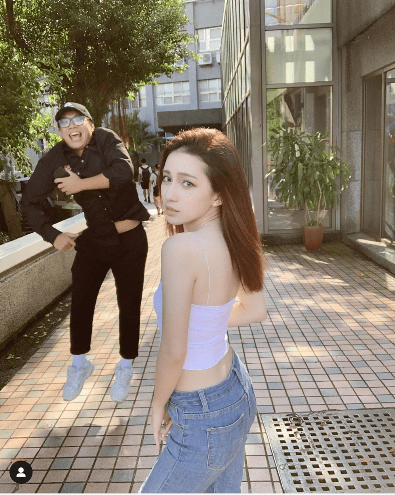 黑男(左)貼出文章,卻遭致酸民留言,而Lucy卻優雅反擊該言論。(翻攝IG)