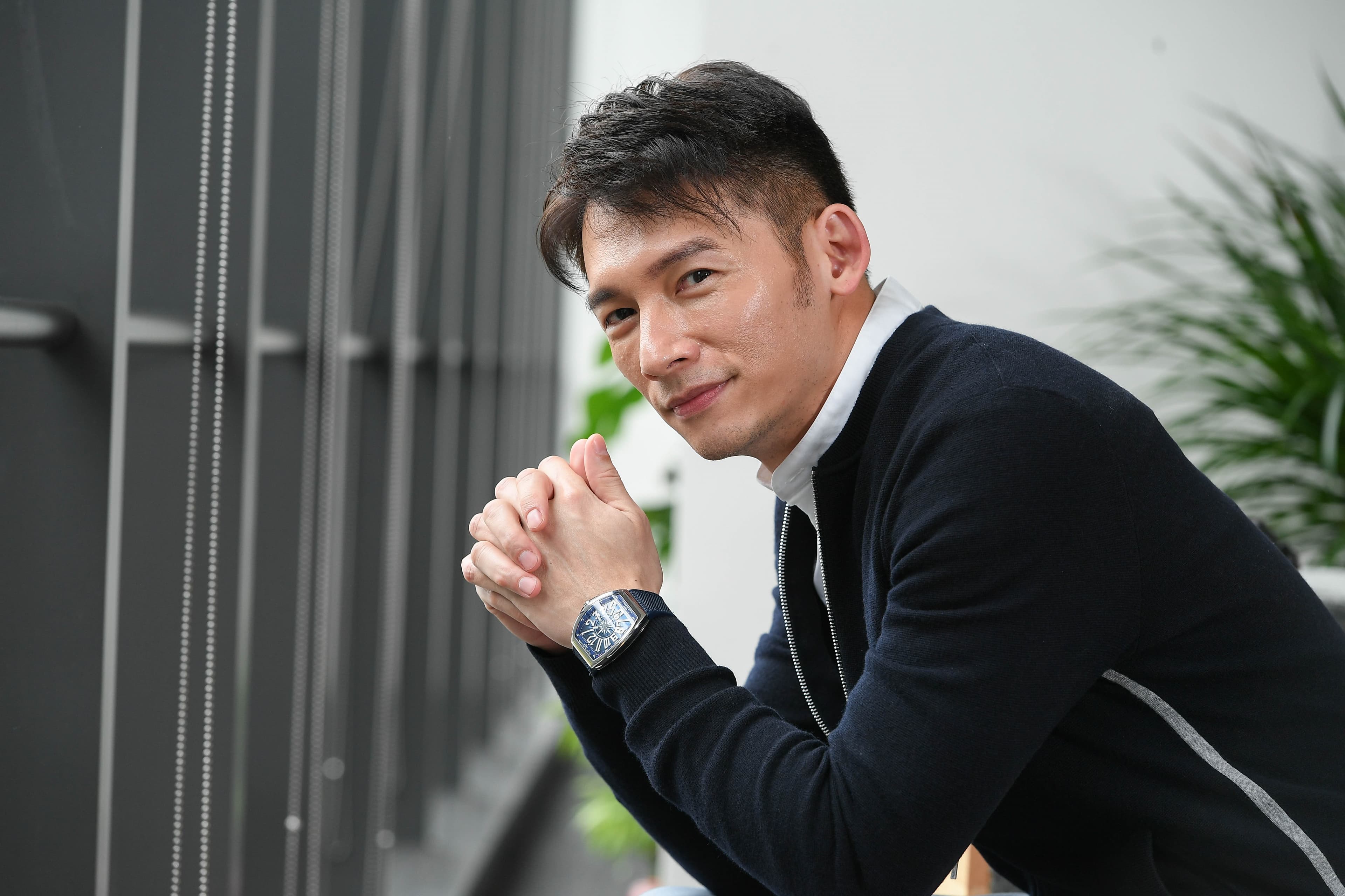 溫昇豪友情價出演嚴藝文首導的《俗女養成記》,不忘勸她圓導演夢還是得賺錢。(三立提供)