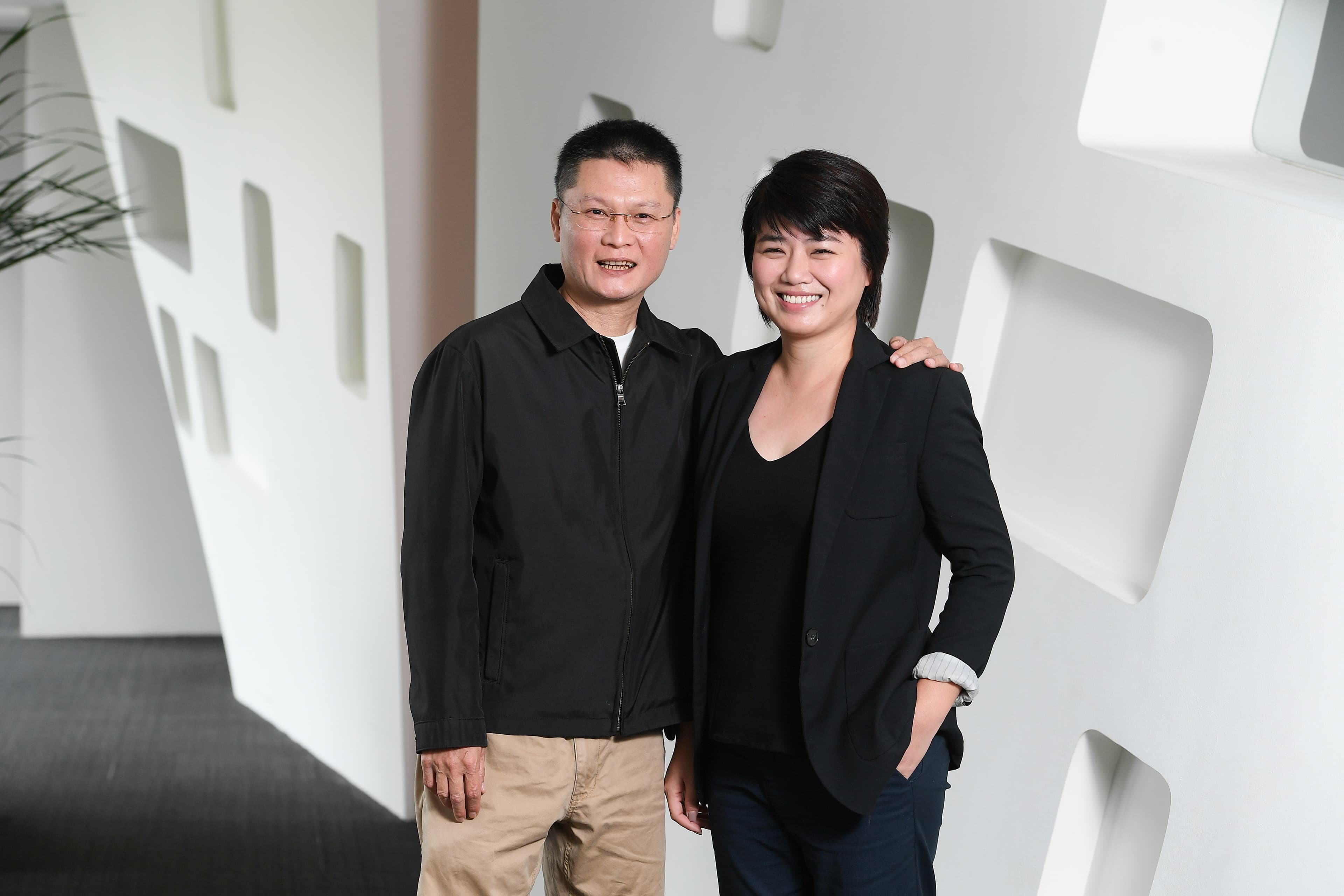 嚴藝文(右)坦言戲劇演出邀約雖然減少,但如果李安導演邀約,「露點貼錢也要拍」。(三立提供)