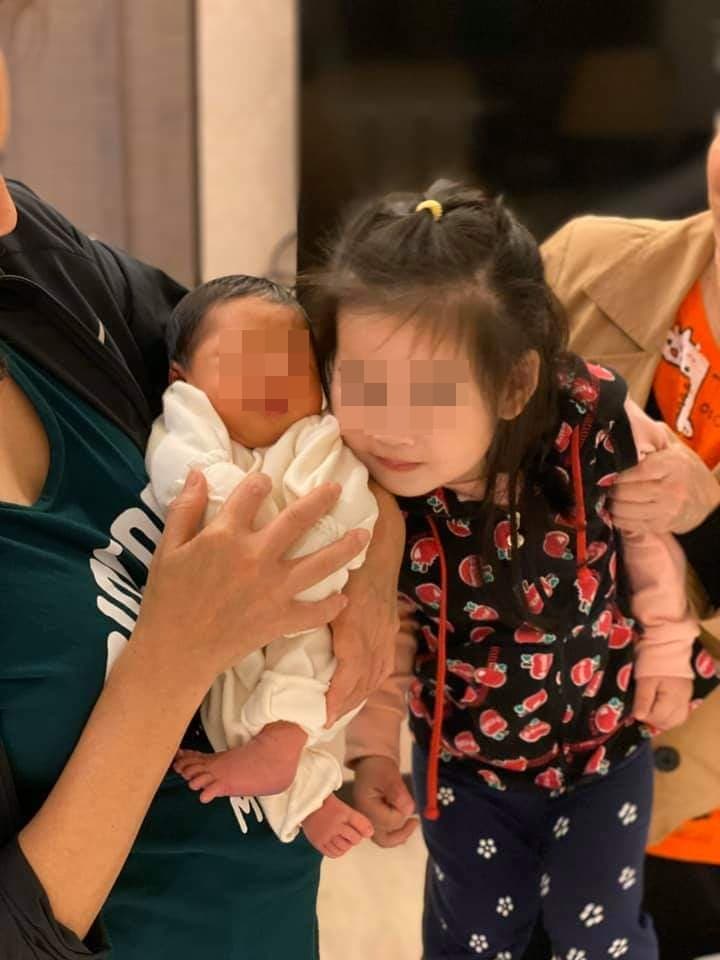 余苑綺在臉書上PO出兒女照回應各方關心,透露堅強求生意志,一定要陪著孩子長大。(翻攝自余苑綺臉書)