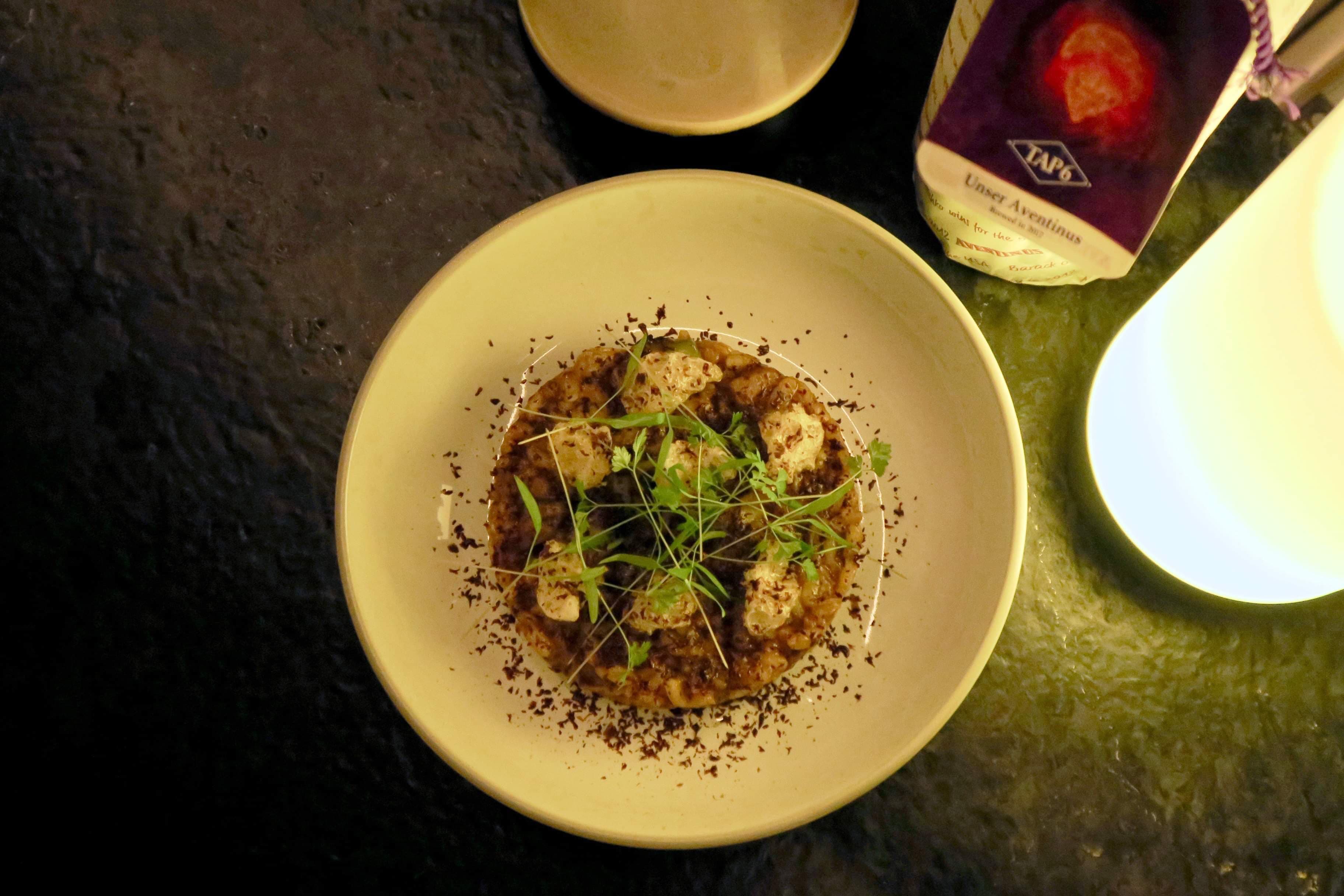 搭配陳年小麥啤酒的燉飯,Xavier融入了墨西哥辣醬與四川花椒巧克力。 (黛西的深夜釀酒習題提供)