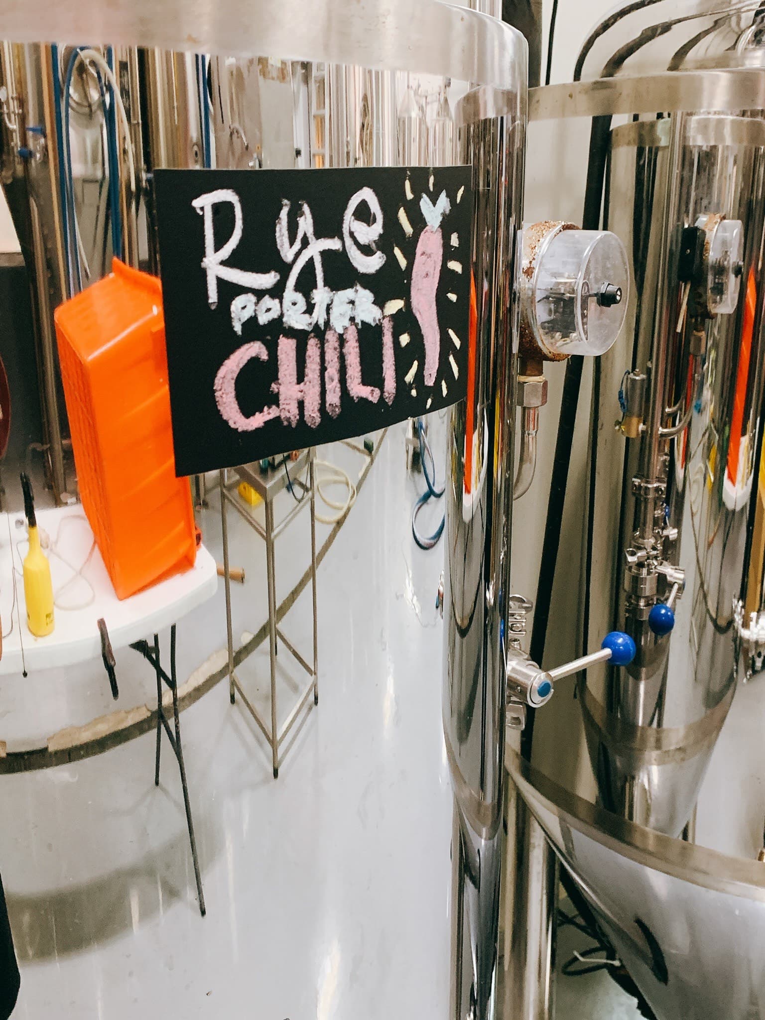 為了這次餐酒會釀製的限量版辣椒啤酒。(黛西的深夜釀酒習題提供)
