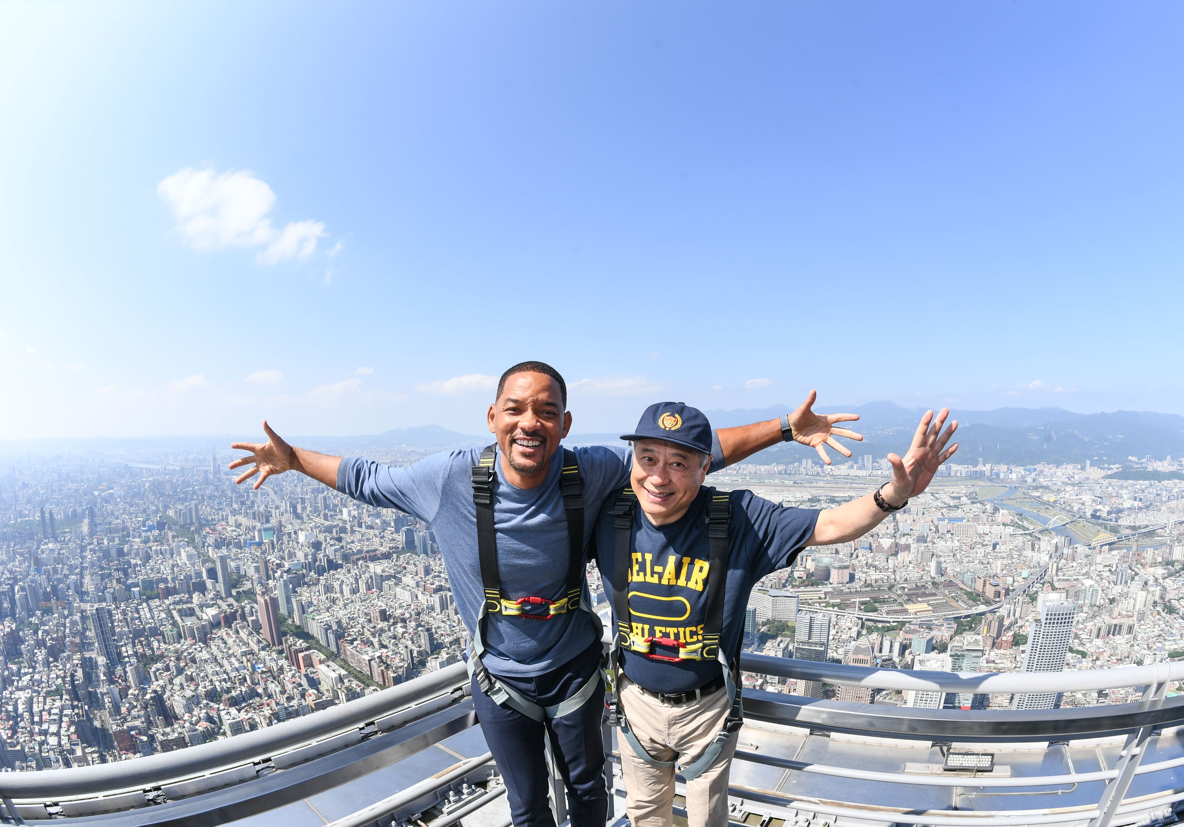 導演李安(右)換上威爾史密斯送給他的生日禮物,就是以威爾入行演出電視影集《新鮮王子妙事多》的復刻板潮T。(照片中拍攝姿勢經事前規劃安排且全程有保全隨行,請勿模仿。 相關活動規定依台北101觀景台為準。)(UIP提供)
