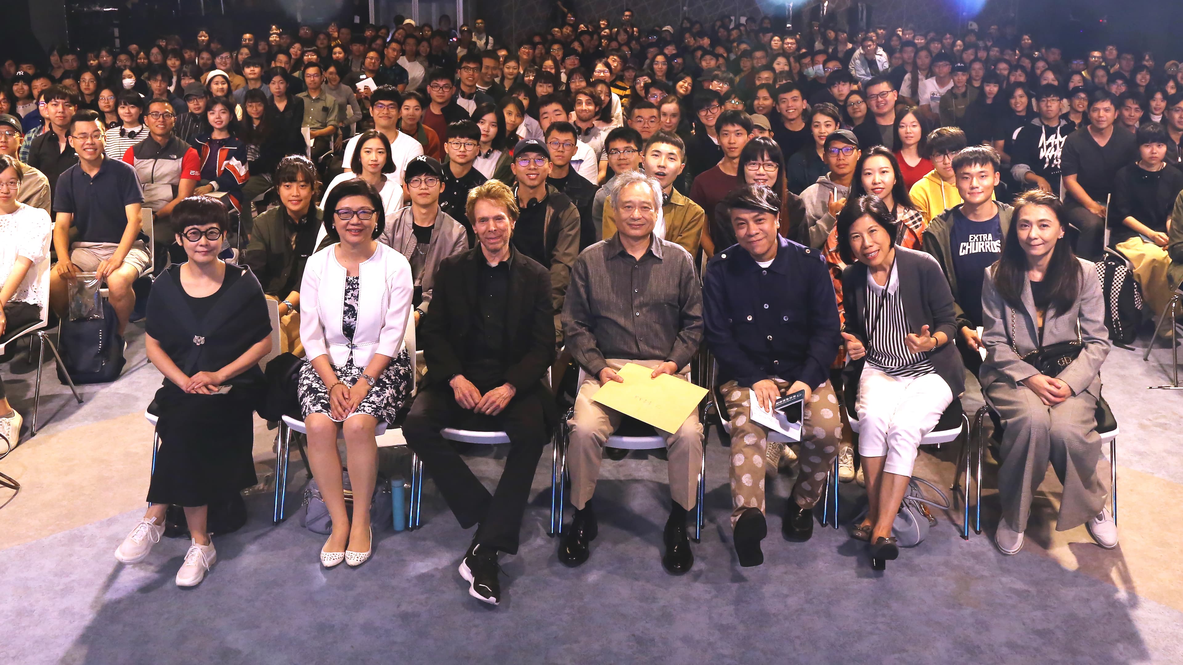 台北市電影委員會主委饒紫娟(左二)、製片傑瑞、導演李安、主持人蔡康永,與所有出席講座學員,一起合影留念。(台北市電影委員會提供)