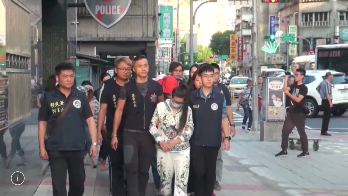 遭逮的賣淫女被警方及移民署上銬帶回偵辦。(翻攝畫面)