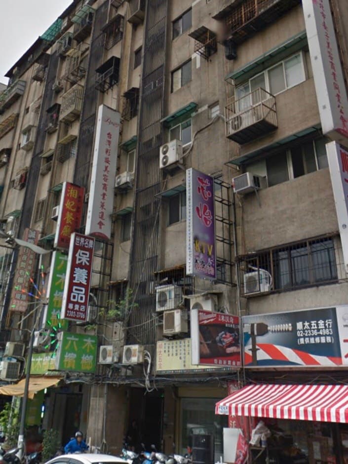 位於萬華康定路的鑽石大樓,早已被應召站侵入,成為「一樓一鳳」大淫窟。(翻攝畫面)