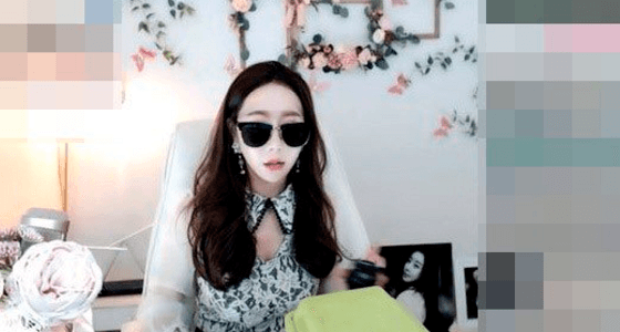 河娜京在個人直播戴墨鏡稱眼睛不舒服。(網路圖片)