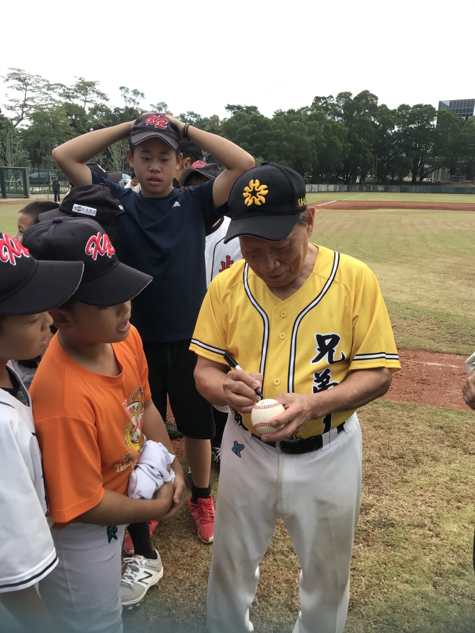 賽後,職棒教父洪騰勝為小球員們簽名,鼓勵大家繼續愛棒球、打棒球。
