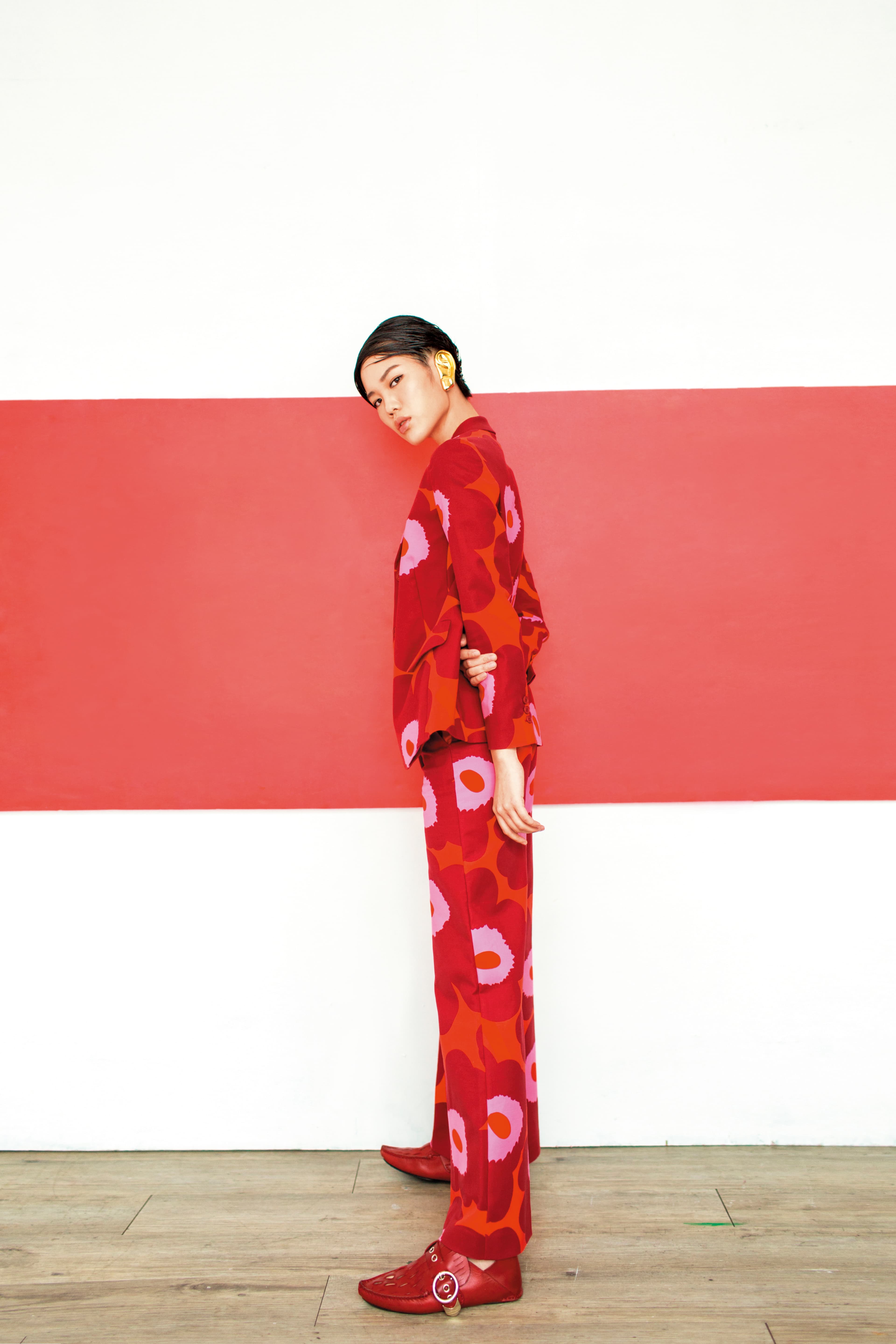 Unikko印花西裝外套 NT$18,280 by Marimekko；Unikko印花長褲 NT$13,650 by Marimekko；POINTY MOCASSIN紅色小牛皮切紋細節莫卡辛鞋 價格店洽 by LOEWE；金色耳朵造型耳環 NT$12,100 by GUCCI