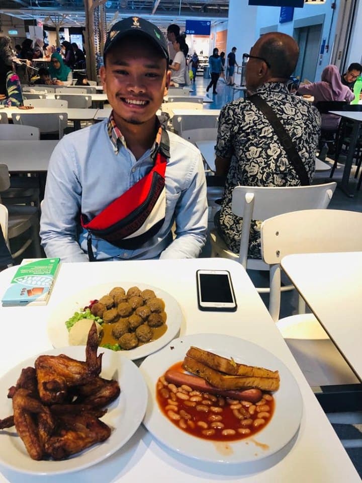 老闆請孝順的員工吃飯。（翻攝自Azri Walter臉書）