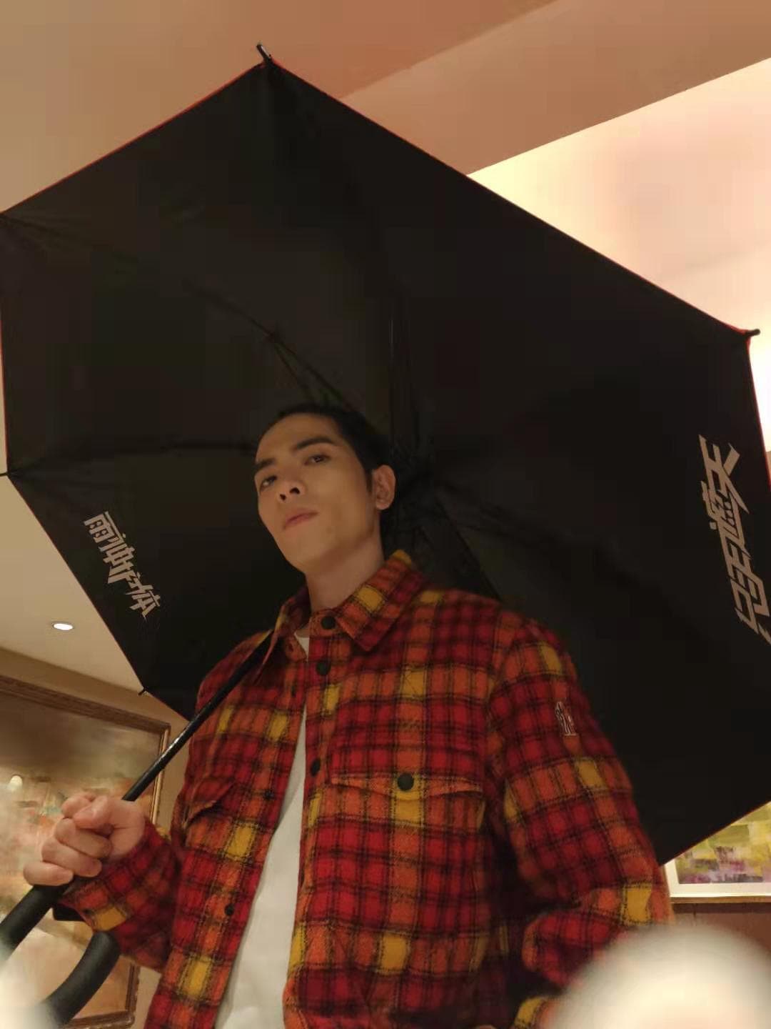 蕭敬騰與肯德基共同聯名的雨傘,雨傘外有肯德基Logo及老蕭的簽名,內層則寫上「雨神護體,隻手遮天」8個字。(華納國際音樂提供)