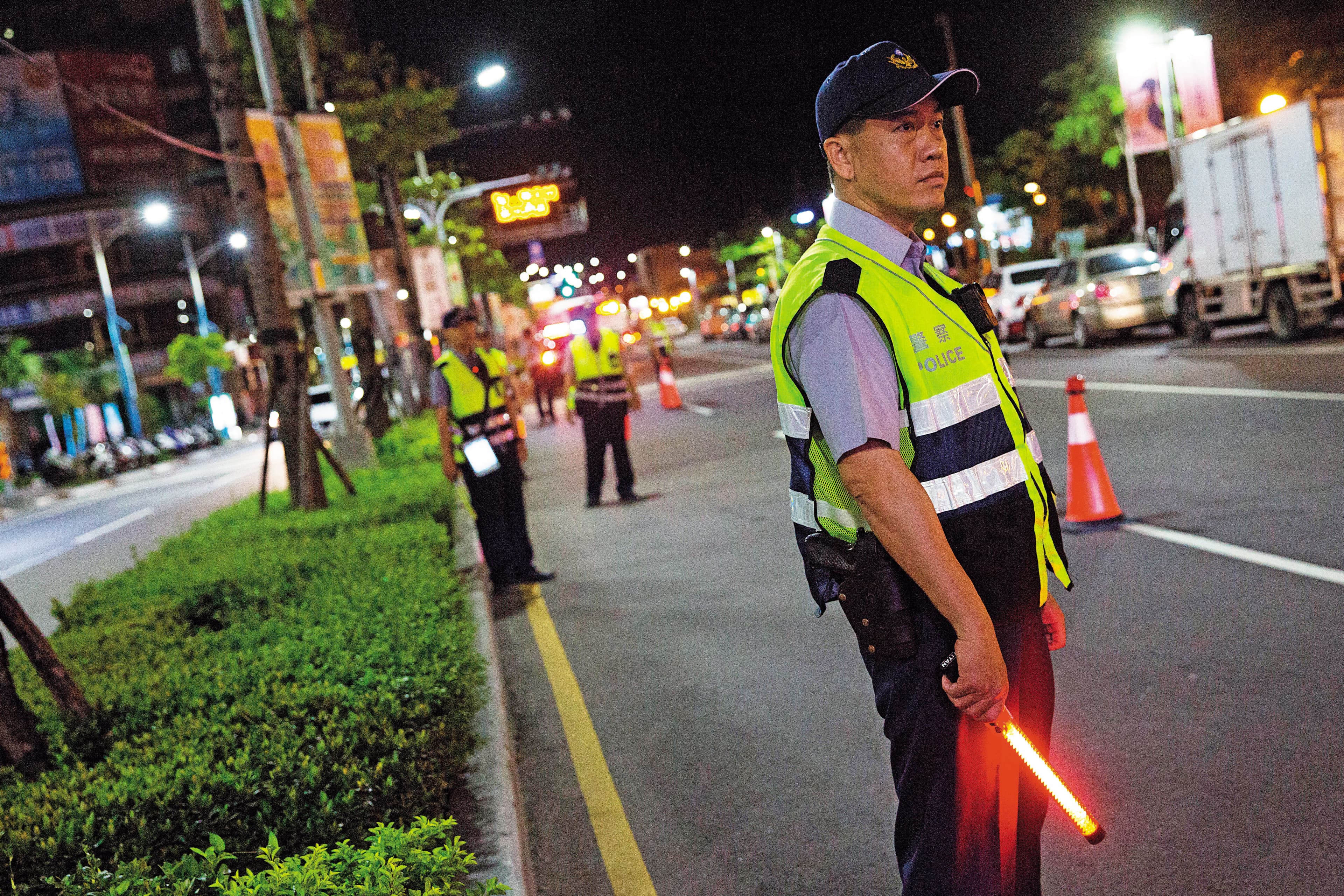 計程車禁業新制「12年前科」條款要不要溯及既往,相關部門有二派意見,讓第一線執法人員無所適從。