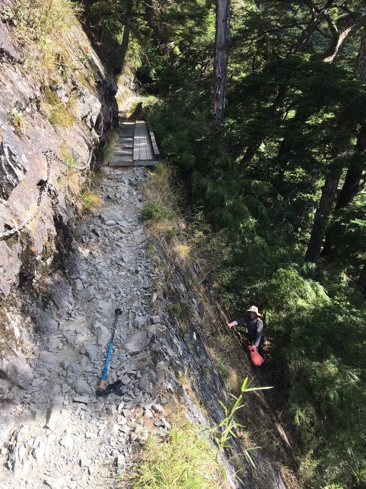 有民眾在玉山主峰線上沿途撒金紙,玉管處員工花數小時才清理乾淨。(翻攝自玉山國家公園臉書)