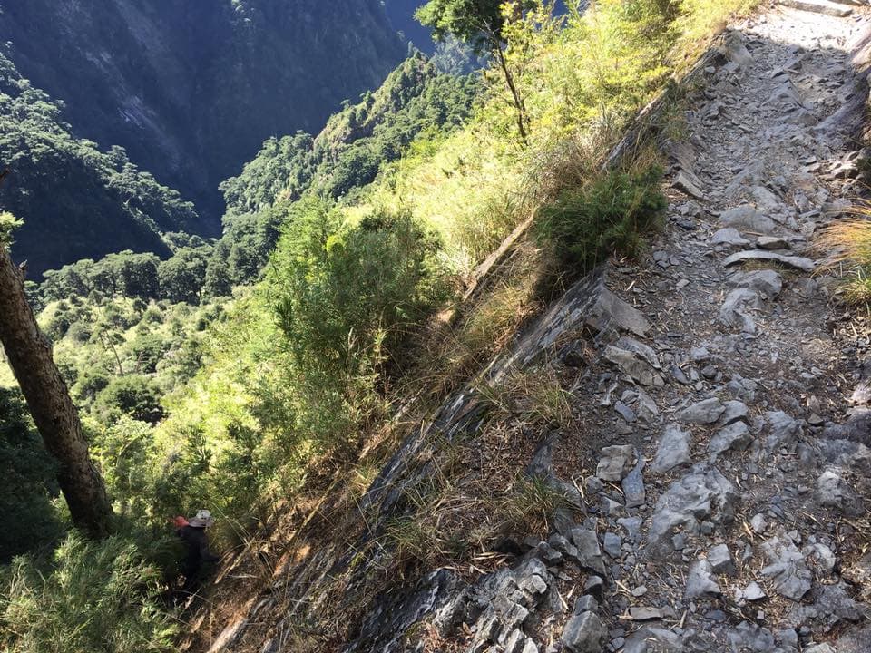 有民眾在玉山主峰線上沿途撒金紙,玉管處員工花數小時才清理乾淨。(翻攝自玉山國家公園臉書)