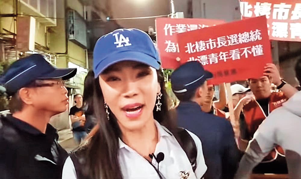 ↑外型亮眼的高鈞鈞,常在韓國瑜造勢場合直播,官方臉書粉絲團的貼文,也有近10萬韓粉按讚。(翻攝鈞鈞YouTube)