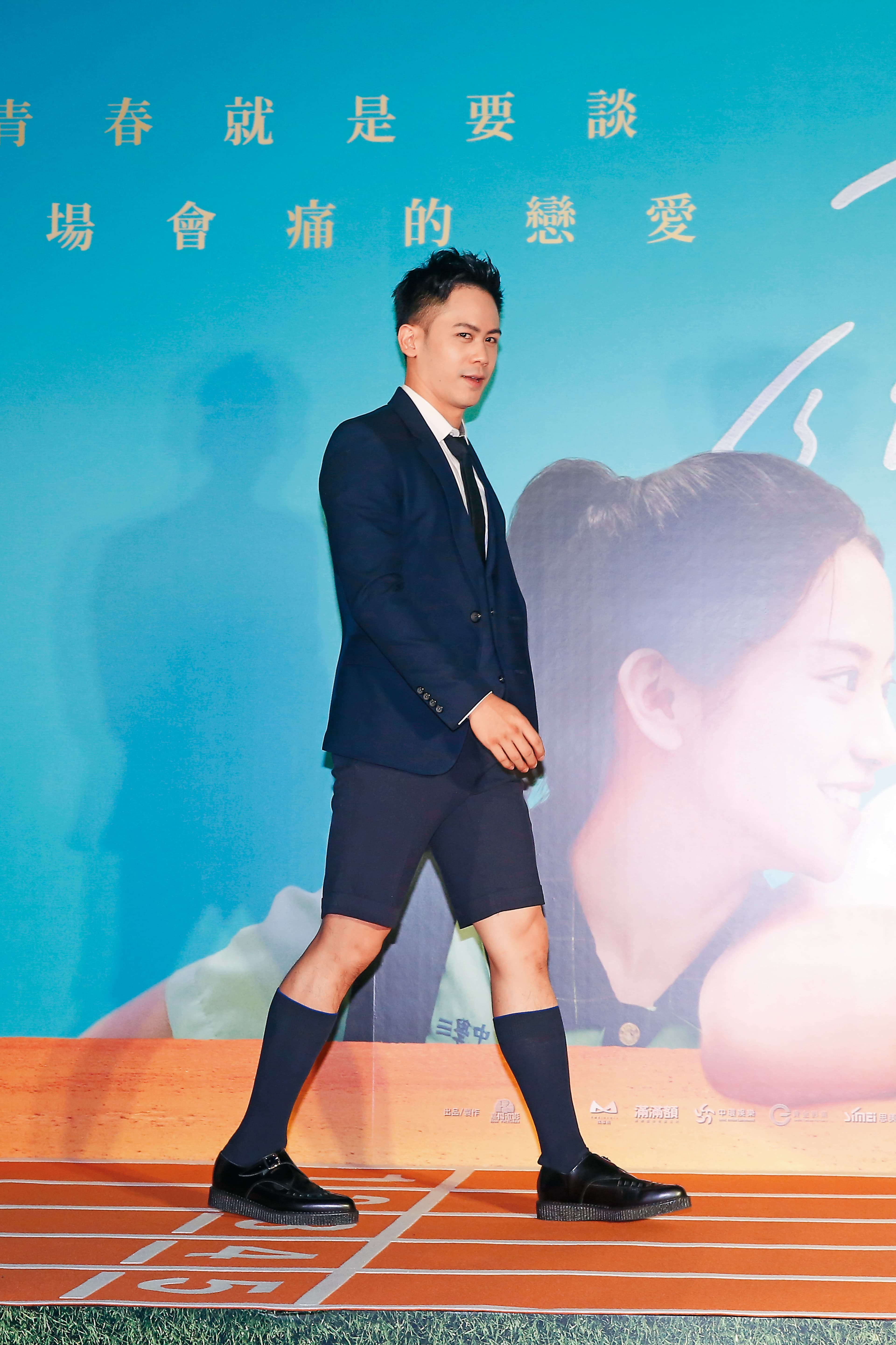 李淳走路有風,短褲配長襪也夠靚,但乍看也有種辣妹風情。