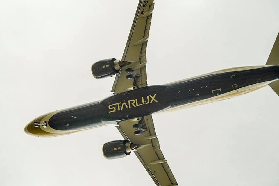 最大的特色為機腹斗大的「STARLUX」字樣,飛機起飛或降落時抬頭仰望就可發現。(翻攝自星宇航空 STARLUX Airlines臉書)