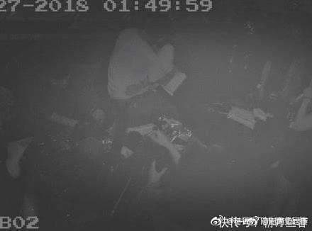 法庭曝光的畫面中看到,王晶與女子抱在一起狀似親密。(網路圖片)