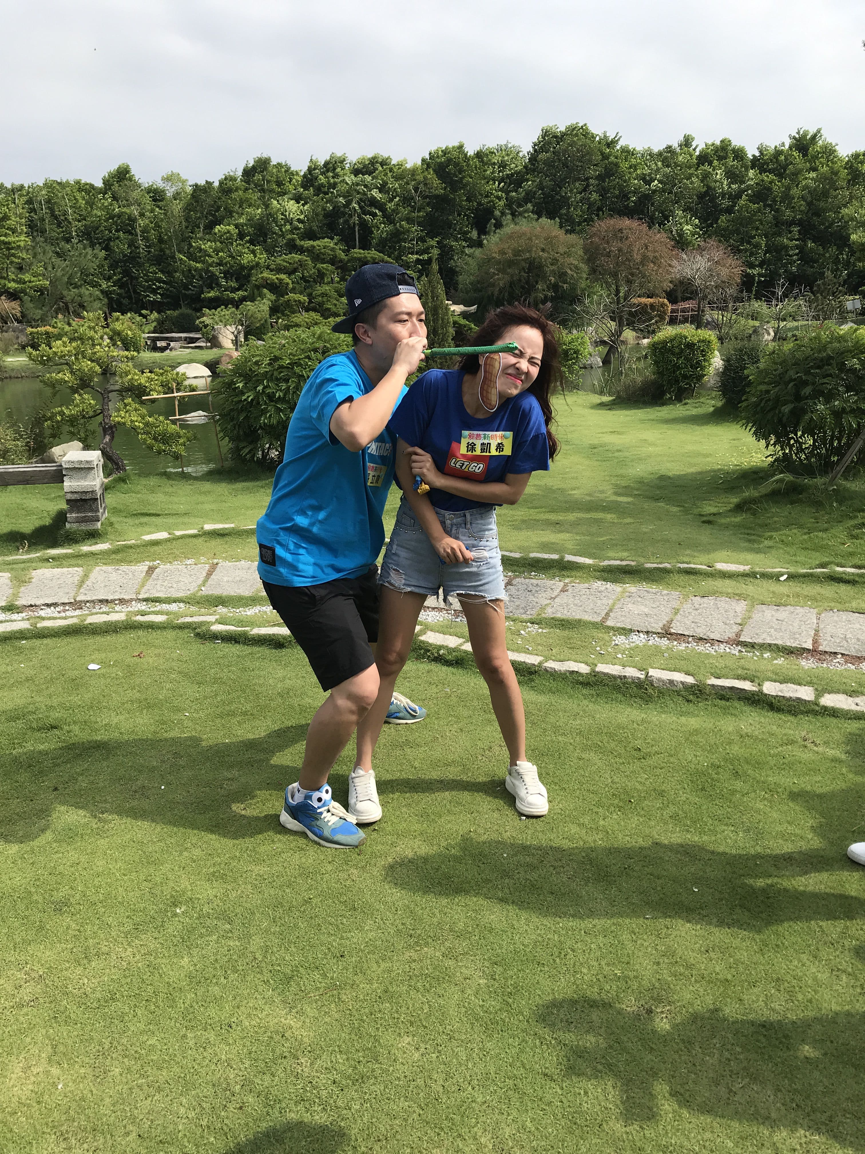 張立東猛往徐凱希臉上吹氣、還往徐凱希的鼻孔猛噴口水,徐凱希眉頭緊皺表情掙扎頻頻大喊好噁心!。(民視提供)