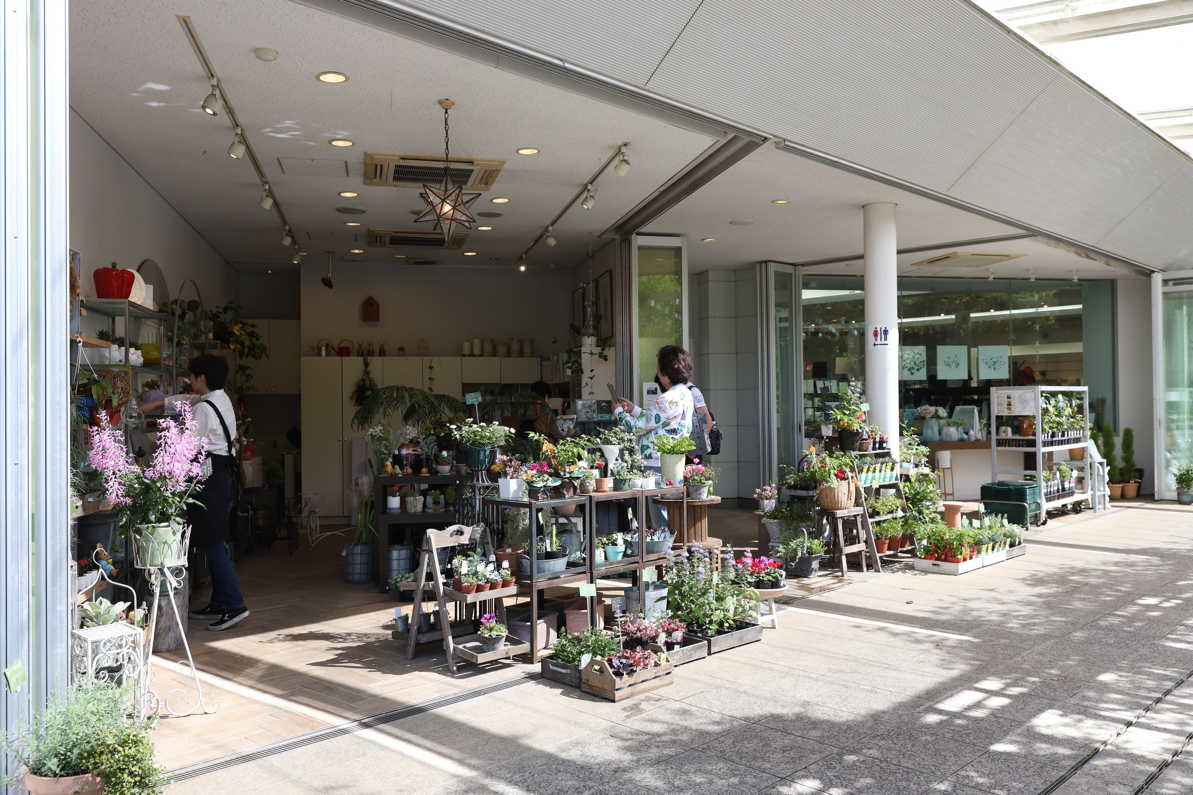 園區裡的小花店,雅致宜人。