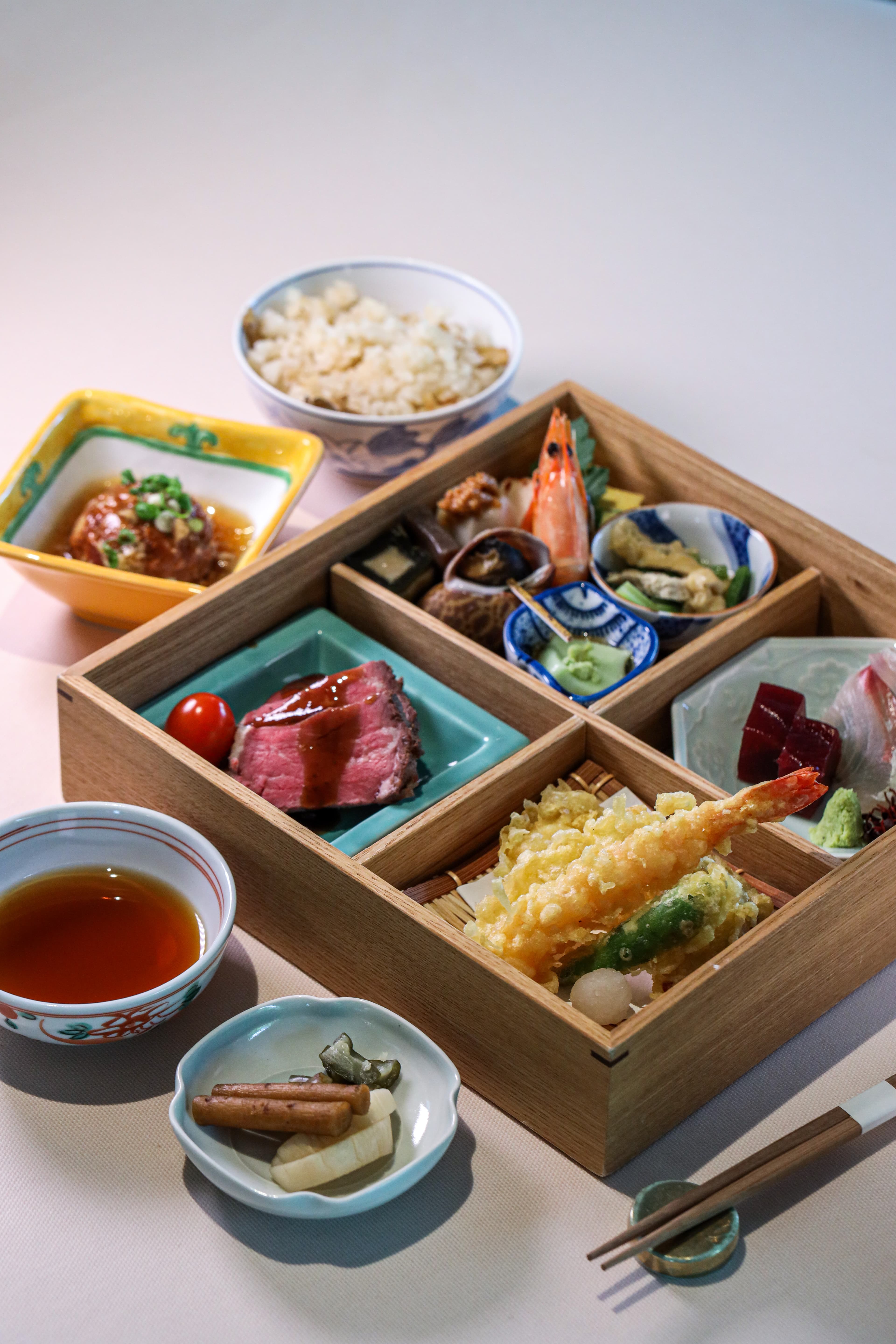 「箱膳」中包含海陸食材,每一樣都做得精緻。(4,000日圓/份,約NT$1,125)