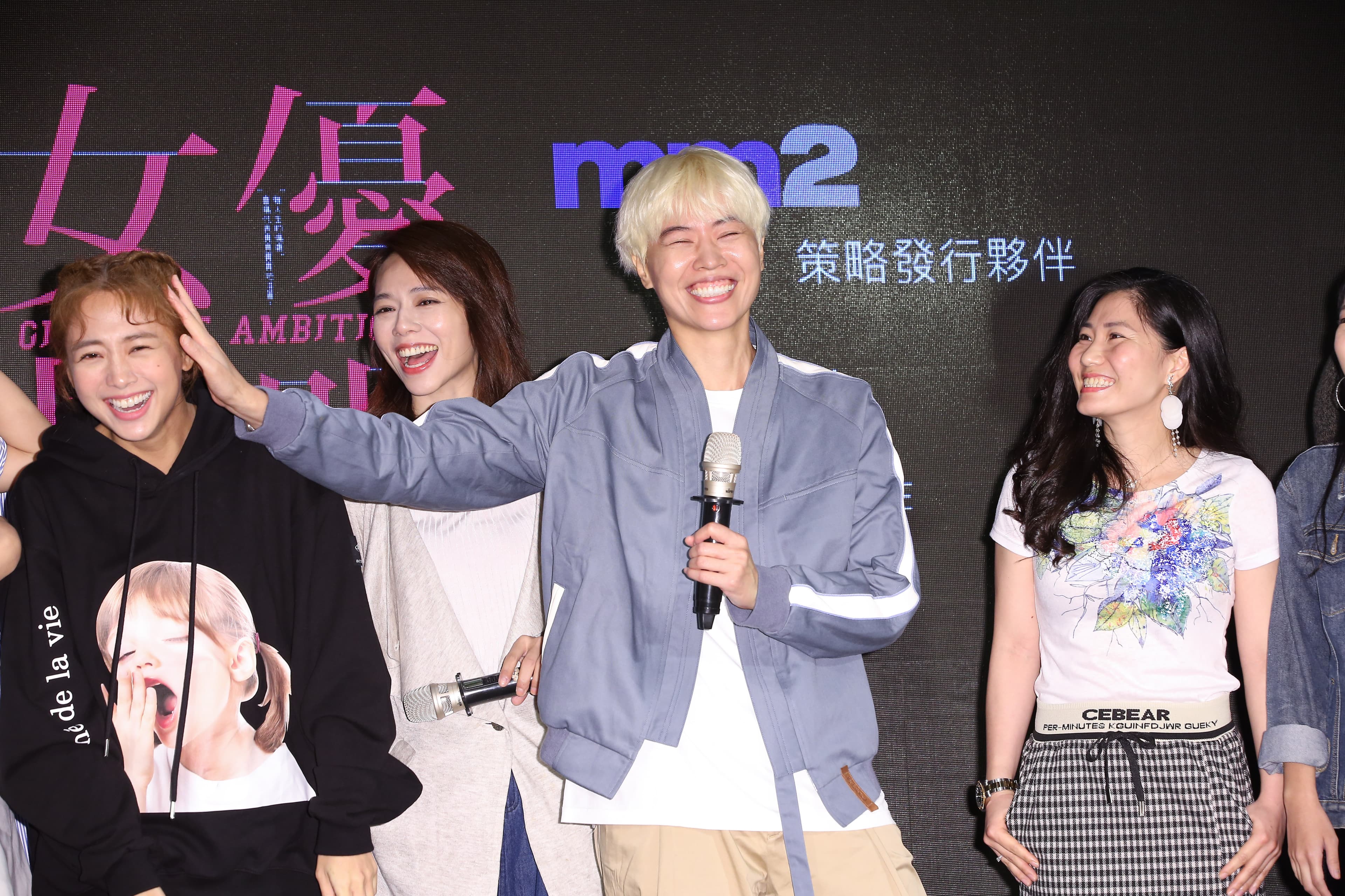 導演周美豫(中)提到鬼鬼(左一)運動細胞好,要演出被揍的時候,偏偏看起來怎麼都不像。