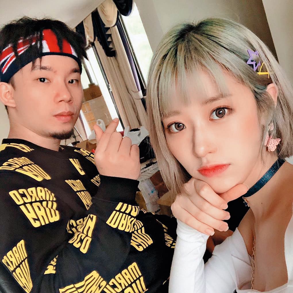烏鴉(左)創立了網紅經紀公司,旗下藝人就是美麗妄娜。(翻攝自美麗妄娜IG)