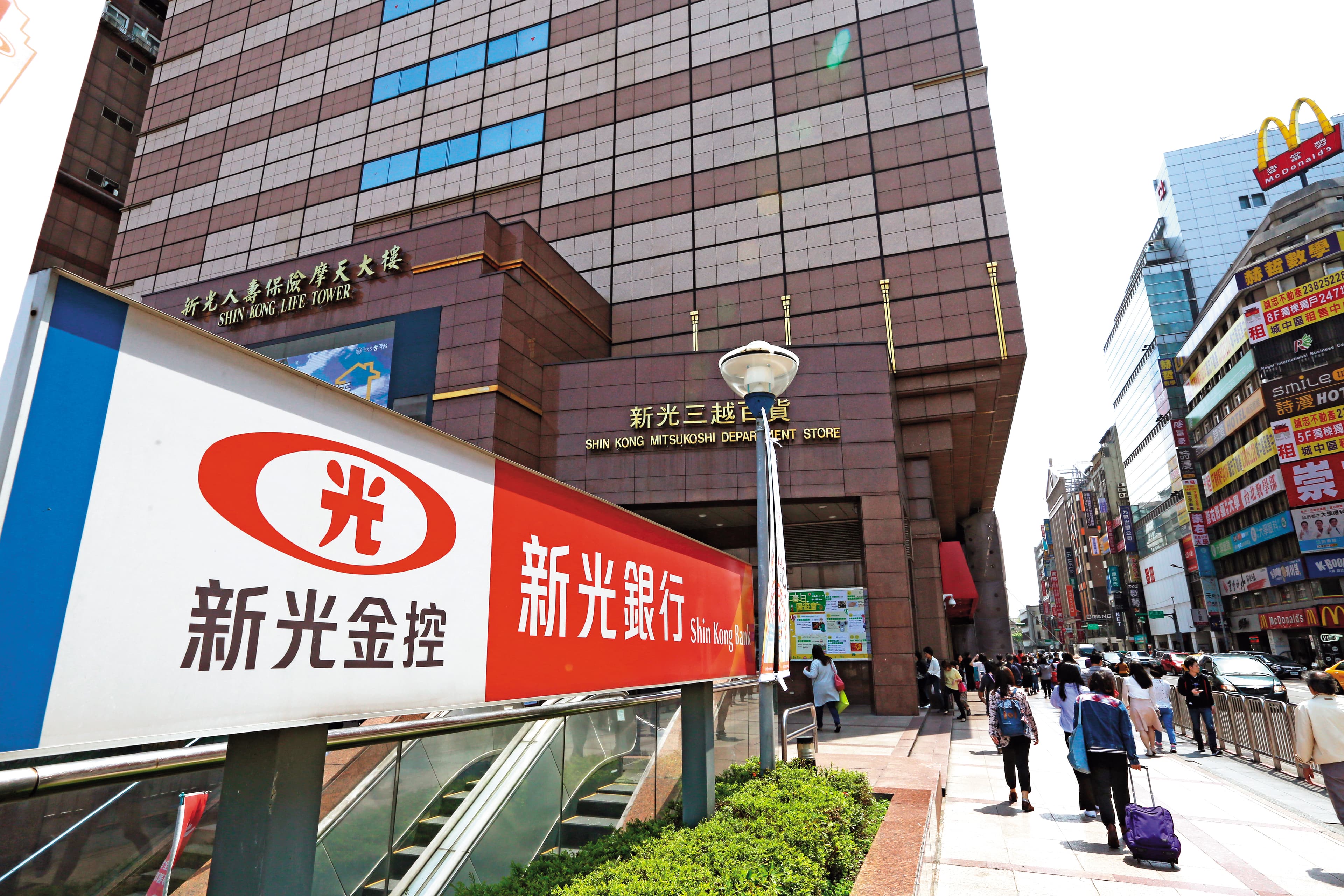 新光金控明年將改選董監事,吳東進面臨經營權保衛戰。