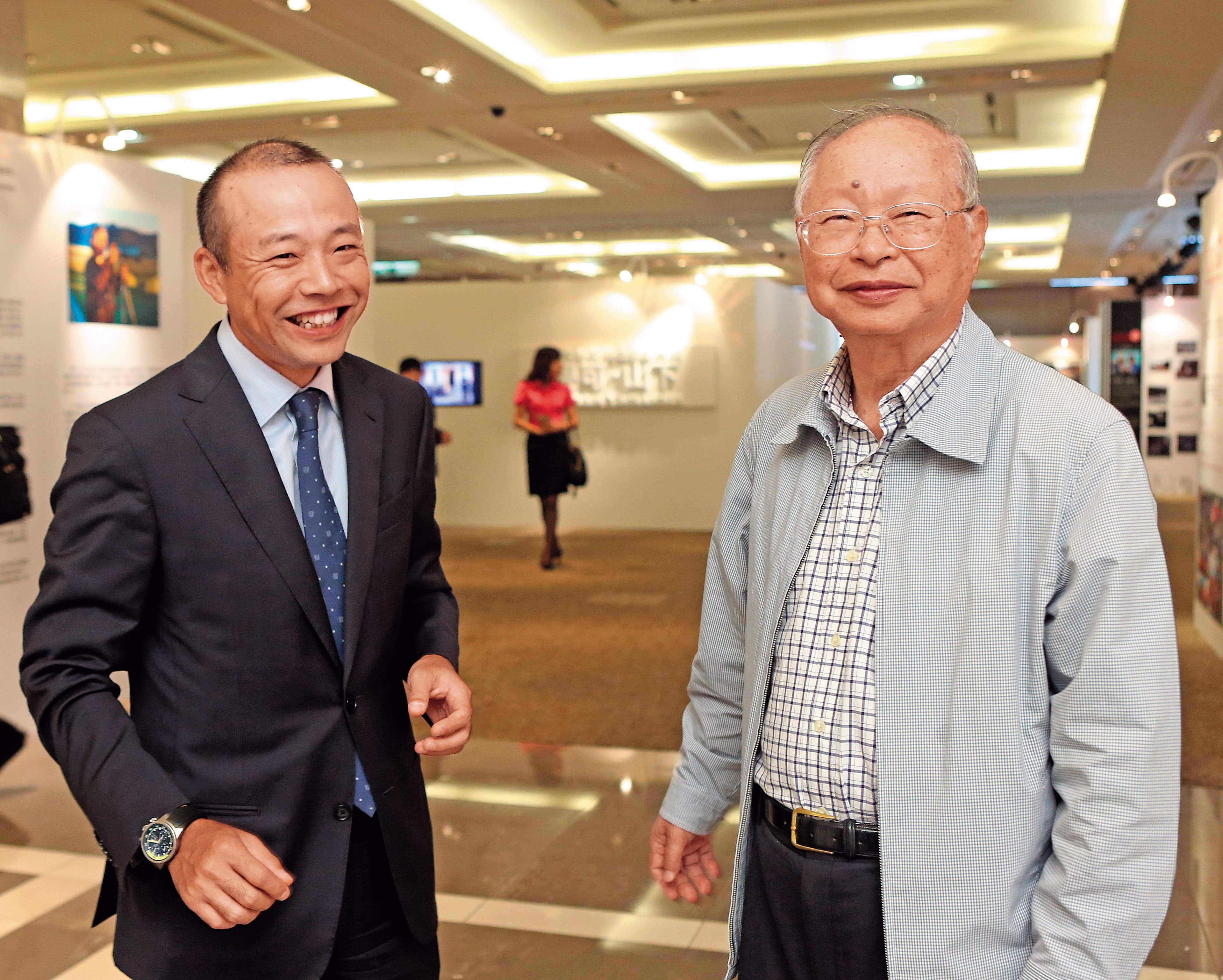 吳東興(右)原是新光金董事,今年8月改派長子吳昕達(左)進新光金。(聯合知識庫)