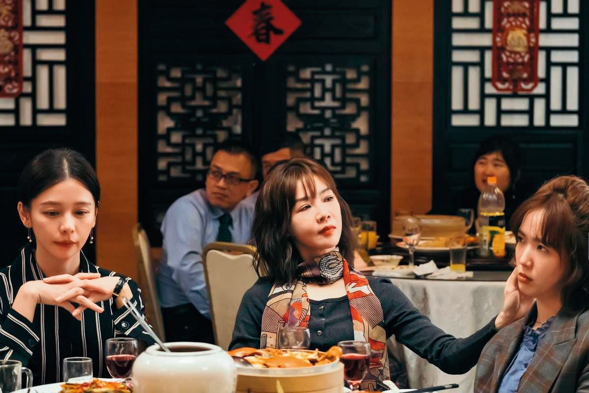 徐若瑄(左起)、謝盈萱及孫可芳在 《孤味》 飾演三姐妹,加上堅忍的媽媽陳淑芳,描述女性在困境下如何撐起一片天。(威視提供)