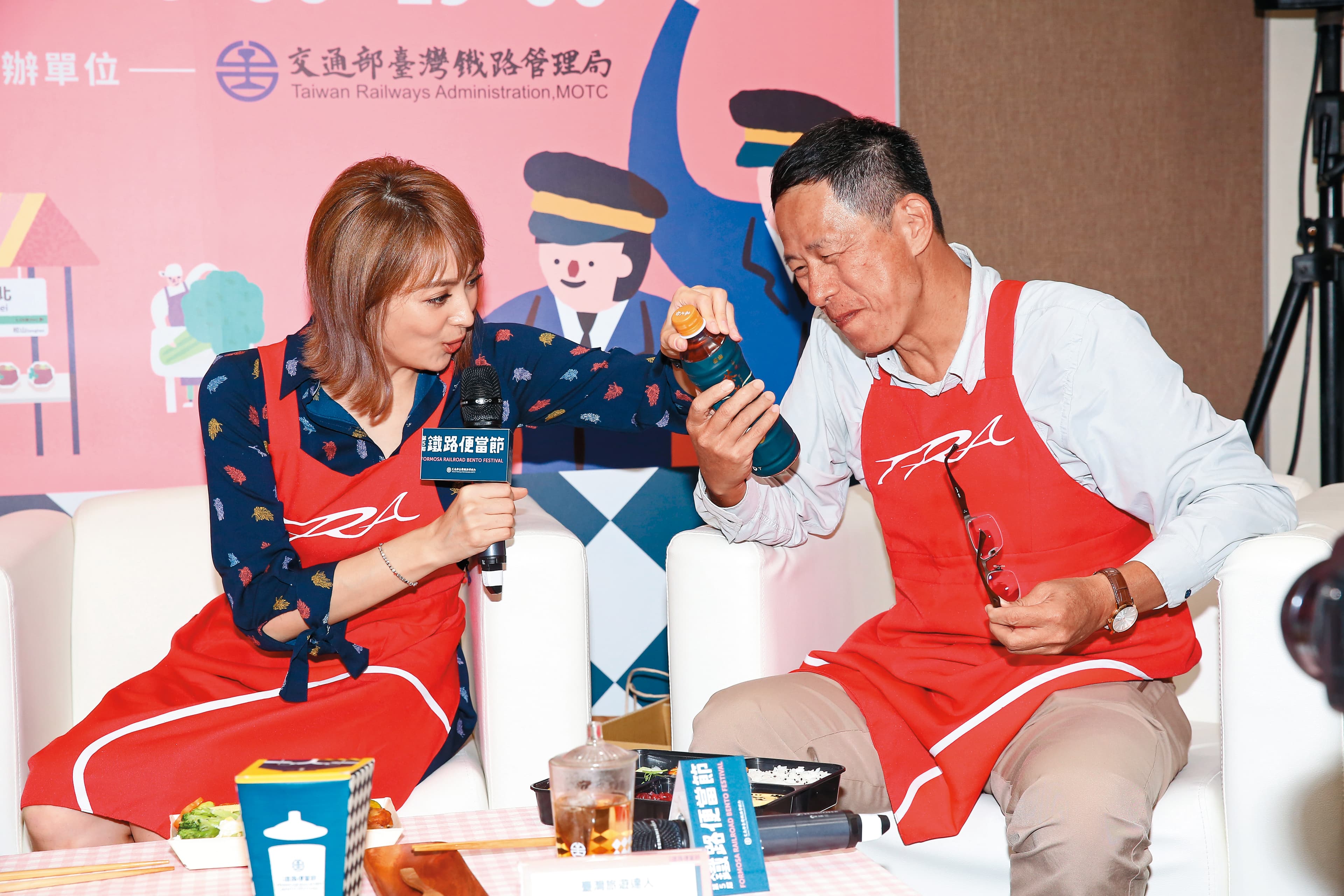 阿喜(左)非常主動地把玩劉克襄(右)手上那支寶特瓶,而劉克襄的表情也頗到位。