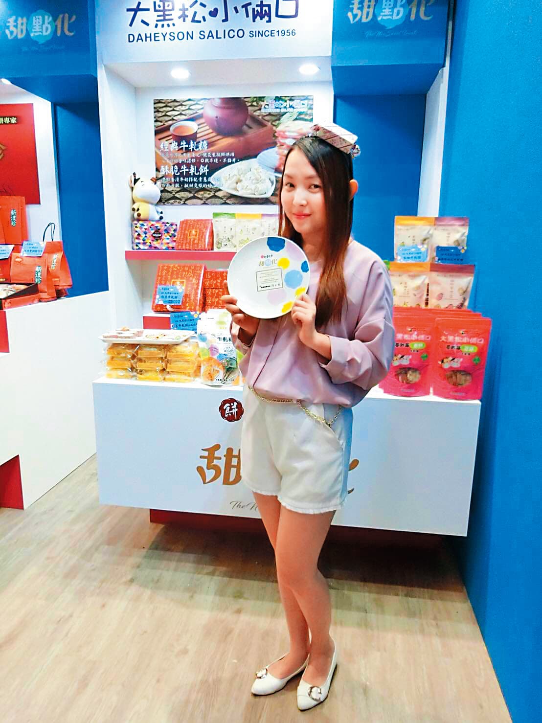 邱威樺個頭嬌小長相甜美,常在臉書幫自家產品做宣傳。(翻攝自邱威樺臉書)