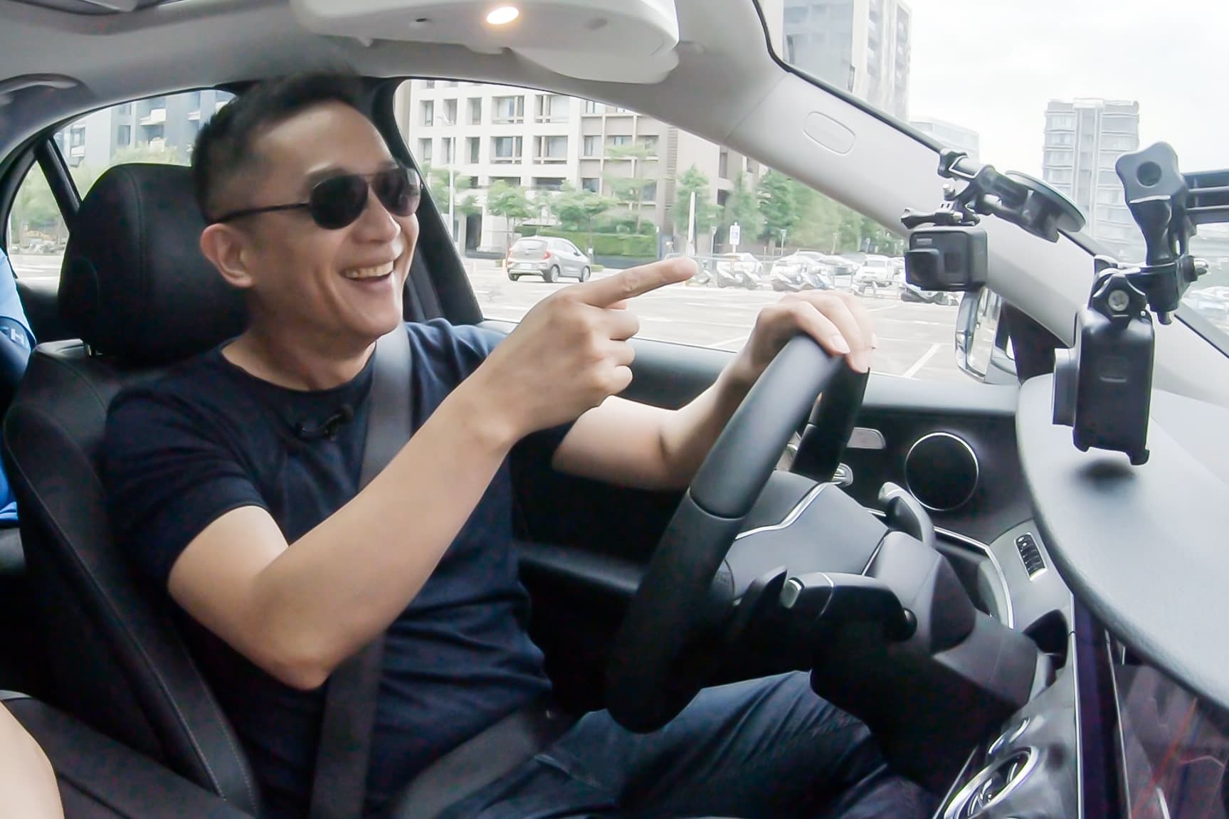 陳昭榮親身上陣自動輔助煞停測試，一玩就上癮，還主動再測試一次。（李冠儀提供）