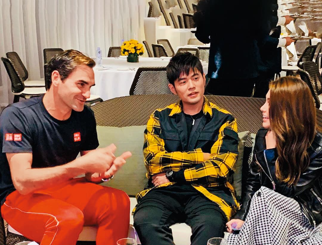 周杰倫(中)和老婆昆凌(右)都是網壇傳奇費德勒(左)的球迷,夫妻倆飛到上海觀賽,還和費德勒同框。(翻攝自周杰倫IG)