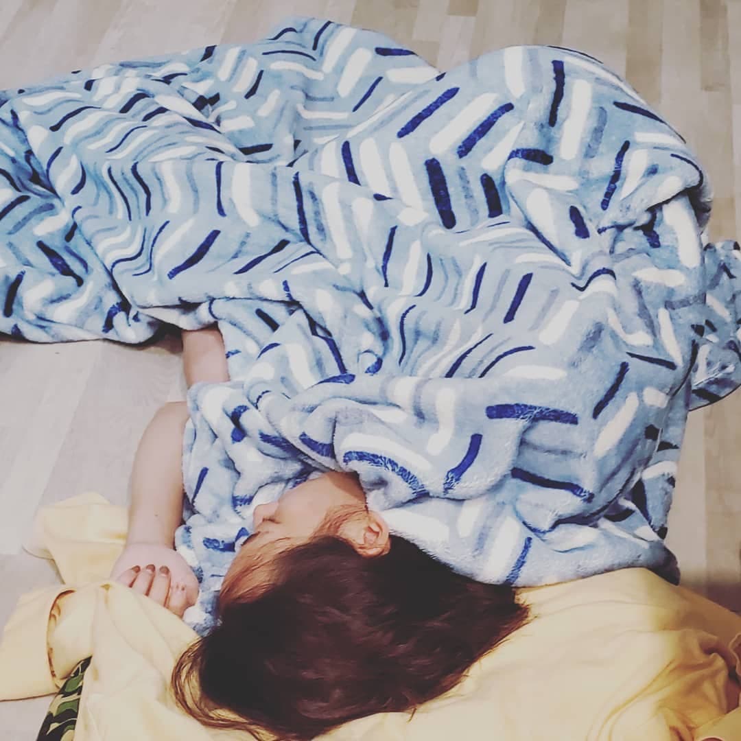 黃子佼忙工作到深夜,孟耿如不捨就在他辦公桌下席地而睡陪伴。(翻攝自黃子佼臉書)