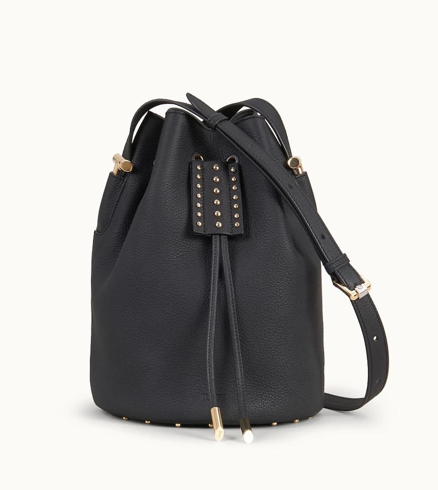 牛皮材質AOI也有推出黑色款,NT$56,100。(迪生提供)