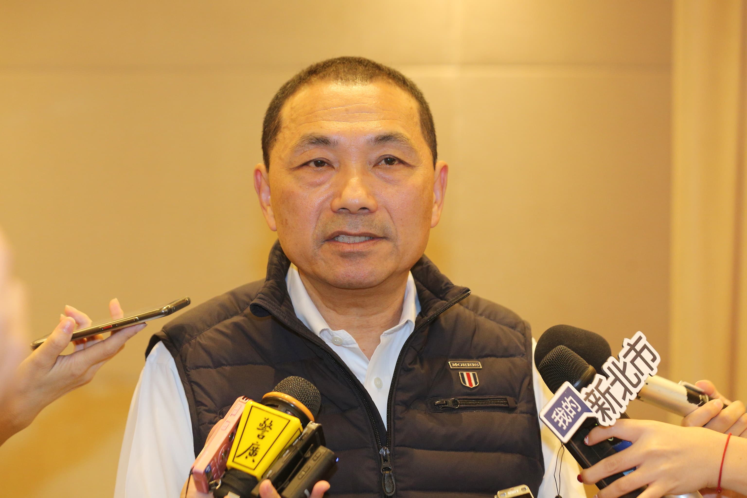 媒體聯訪時侯友宜對於韓國瑜16、17日到新北造勢，也以市政優先、行程會很多避談。