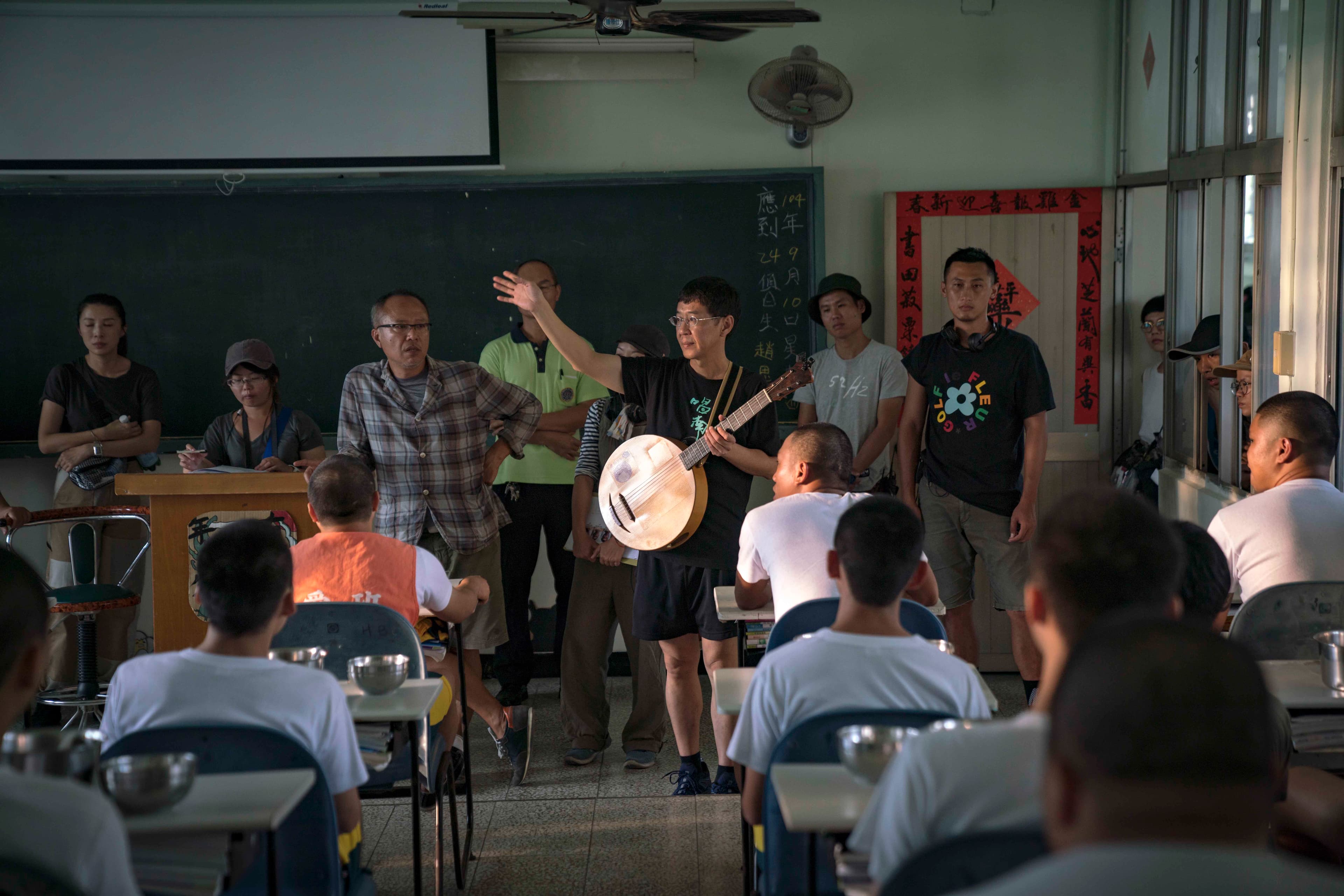 林生祥(中黑衣)在拍攝現場指揮合唱。(甲上提供)