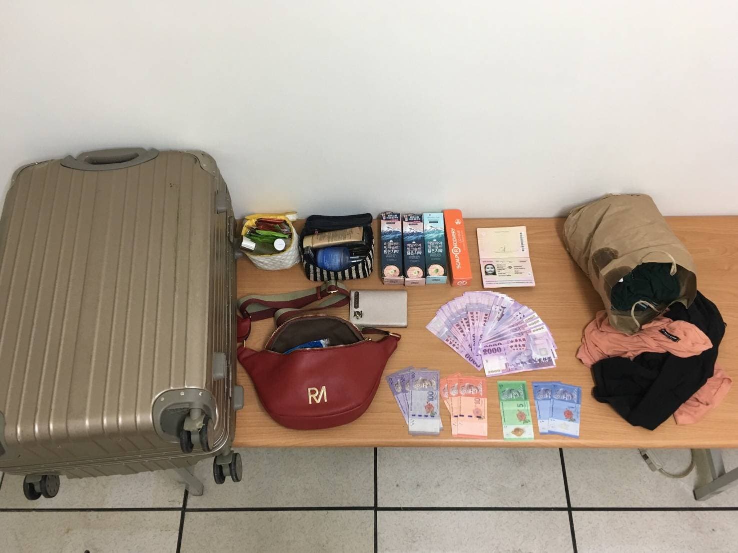 外籍女子遭強盜搶走身上將近30萬現金。(翻攝畫面)