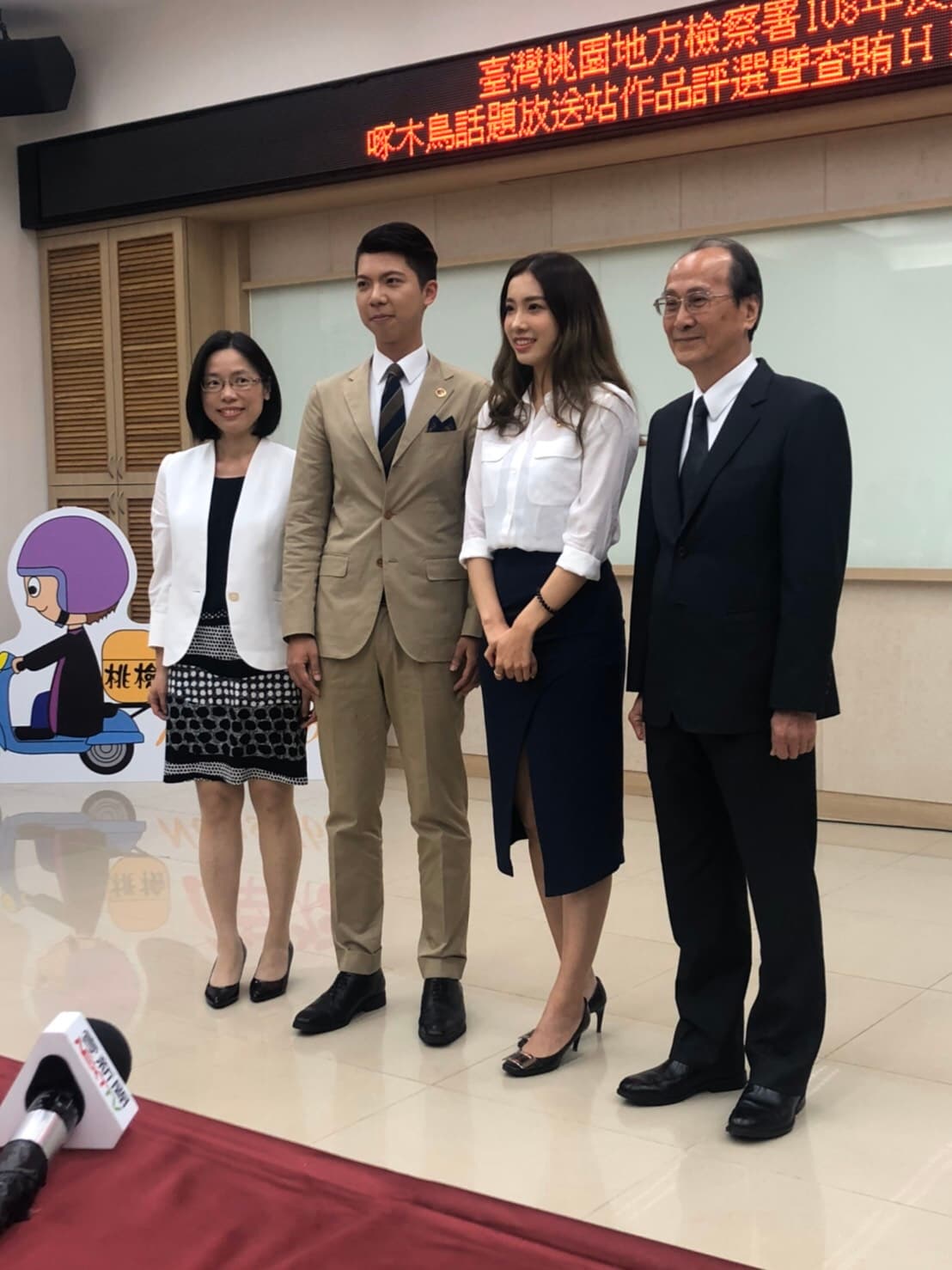 桃園地檢署今天召開記者會推出《查賄HERO》反賄選影片,檢察長郭文東(右)誓言強力查賄,擔任微電影女主角的美女檢察官劉昱吟長相甜美,相當吸睛。(桃園地檢署提供)