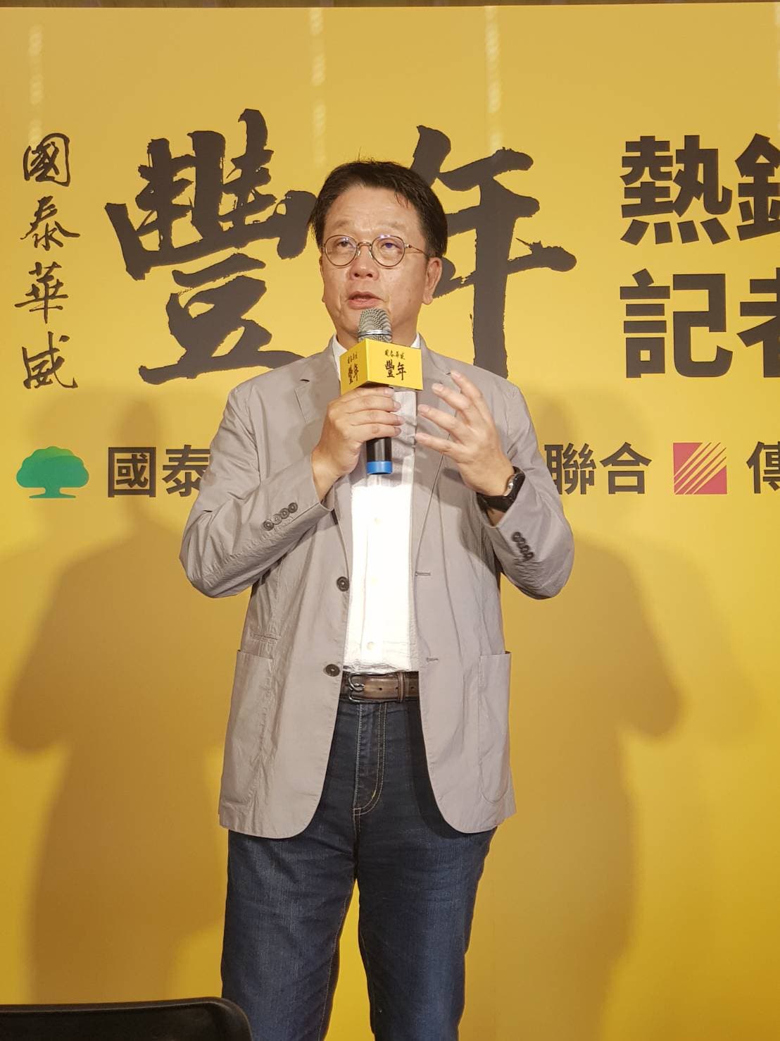 傳真實業董事長王明成喜歡用金句，他說：「不做風口上的豬，寧做會飛的小鳥。風就是趨勢，景氣不來豬會摔死，房地產界的小鳥是自住跟換屋客，賣不好的案子，90％是產品定位不對。」