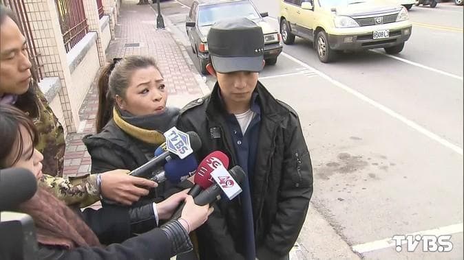 易寶宏涉嫌夜店殺警案被判9年,易淑寬陪伴兒子。(網路圖片)