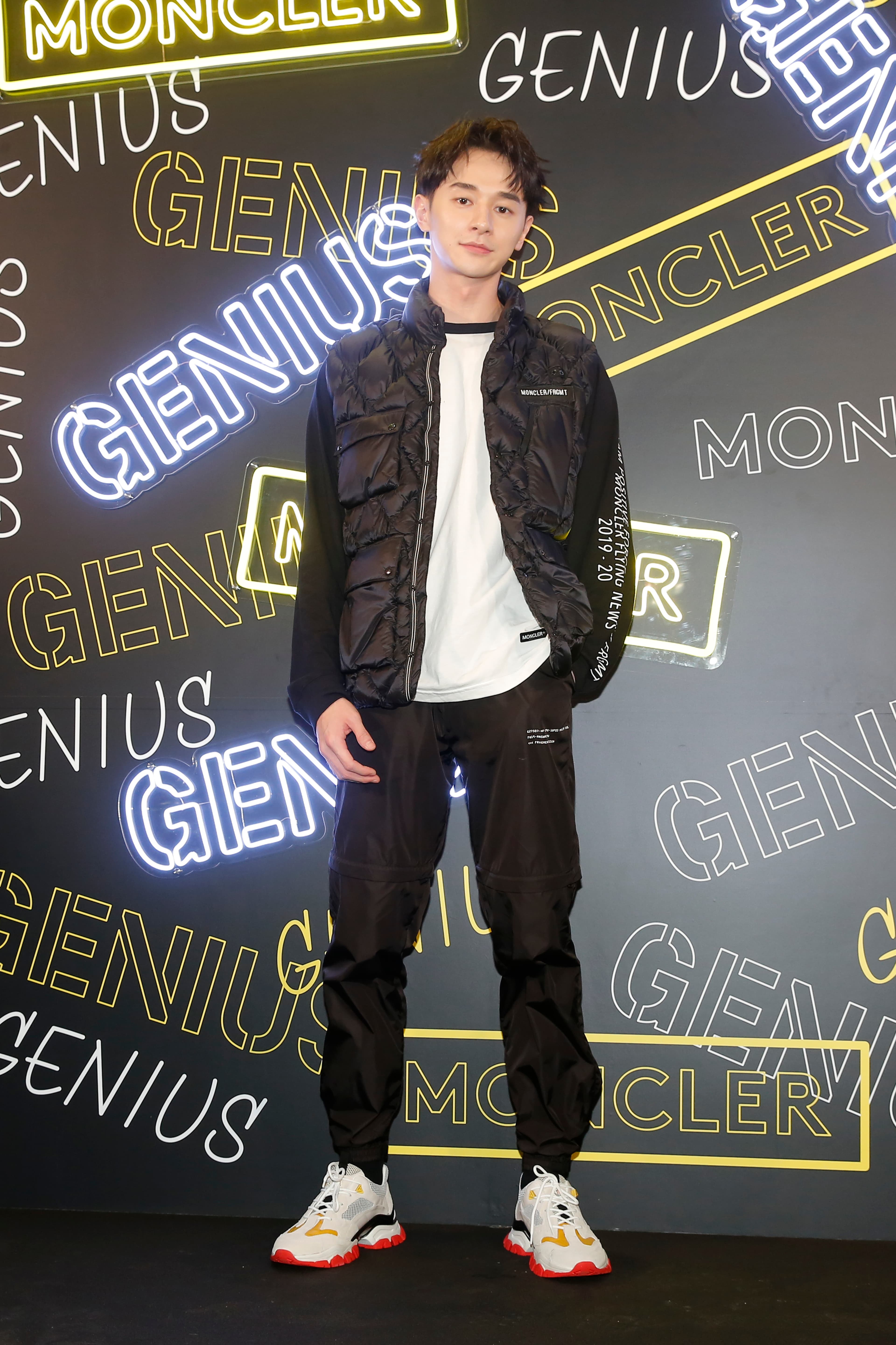 張軒睿身著酷黑7 MONCLER Fragment Hiroshi Fujiwara聯名潮服帥氣現身;T-Shirt NT$13,600、羽絨背心NT$41,700、長褲NT$22,000、球鞋NT$21,200。
