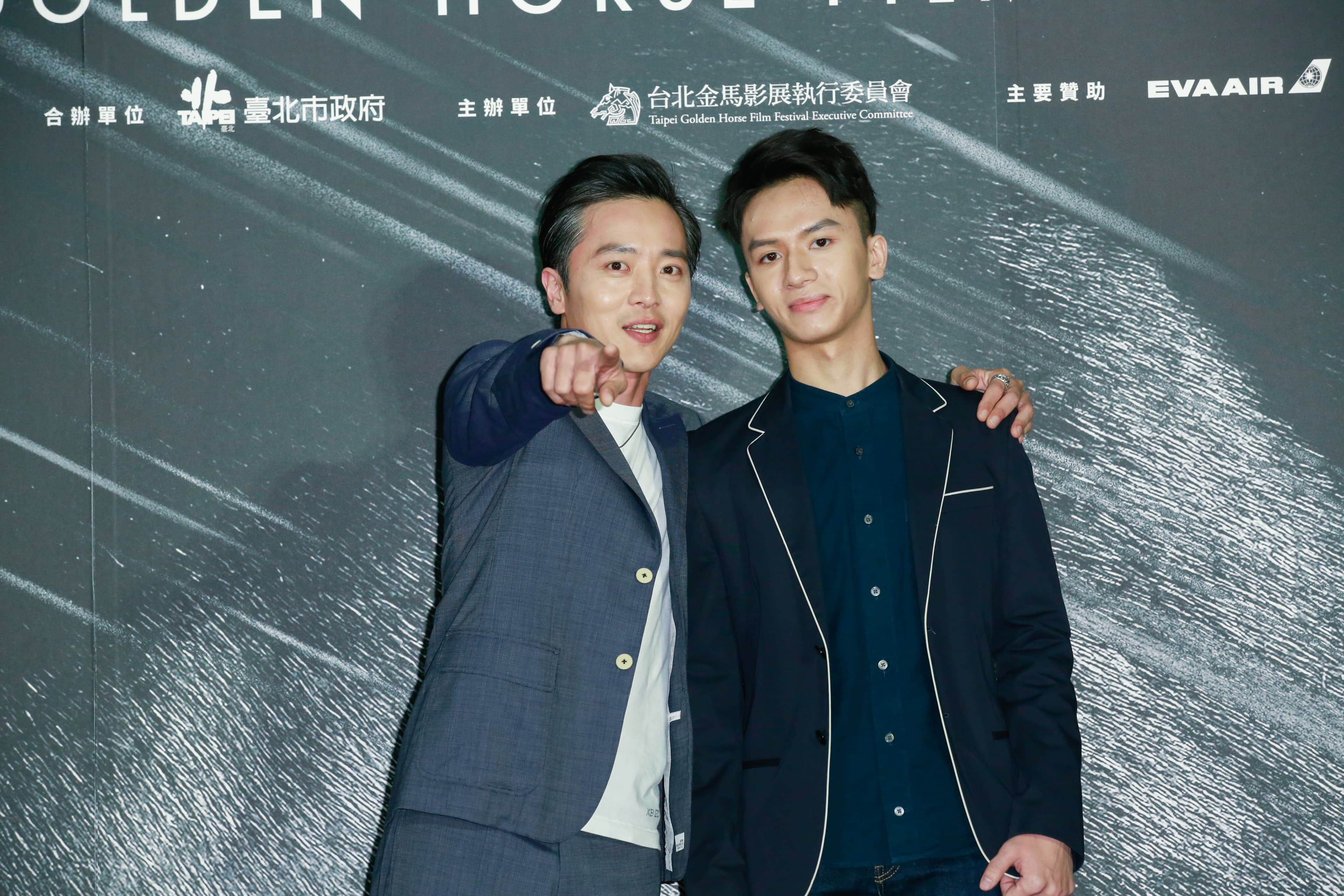 本身即是歌仔戲演員的林郁璋（右）3歲就開始接觸歌仔戲，戲齡長達10幾年；劉承恩（左）則在對岸演出京劇。