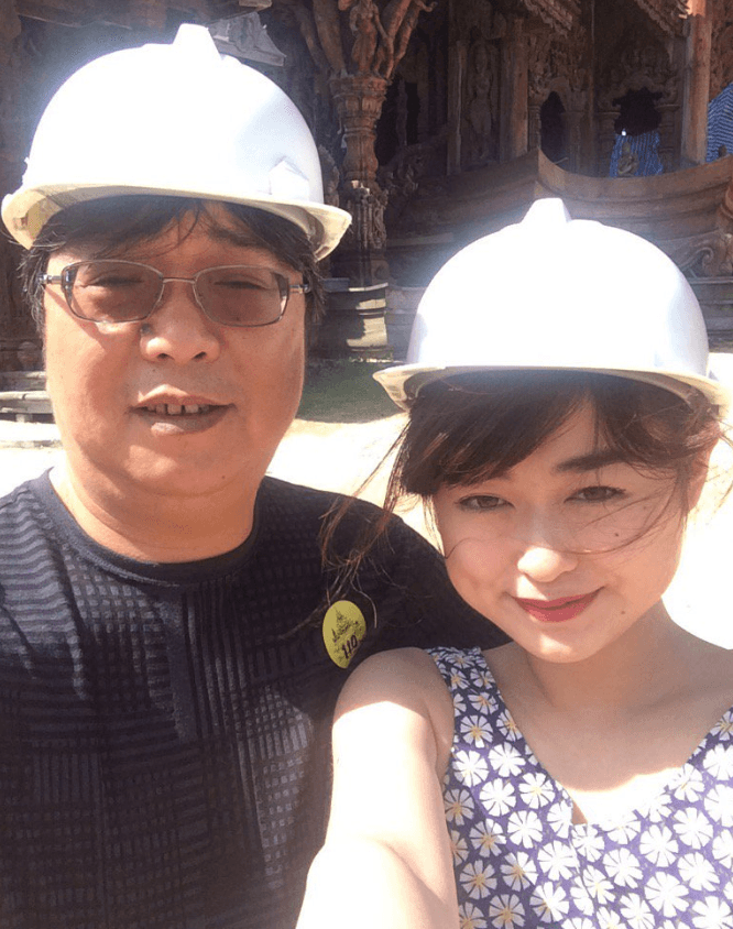 桂民海的女兒在父親「被自首」1年後上傳和父親最後一次合影的照片。（翻攝自Angela GUI推特）